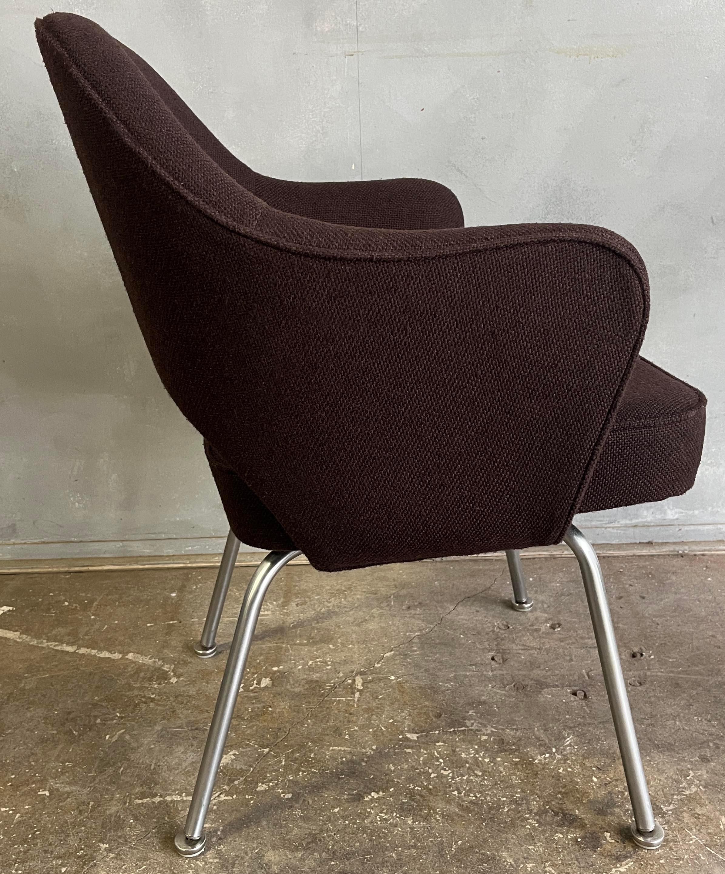 Americano Coppia di sedie da pranzo direzionali Saarinen marrone o Knoll in vendita