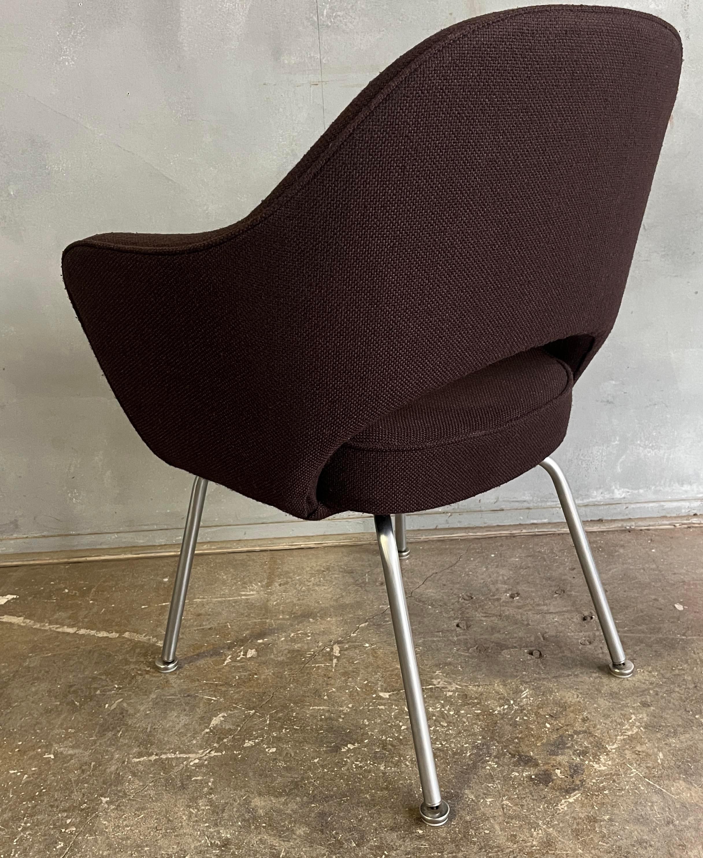 Metallo Coppia di sedie da pranzo direzionali Saarinen marrone o Knoll in vendita