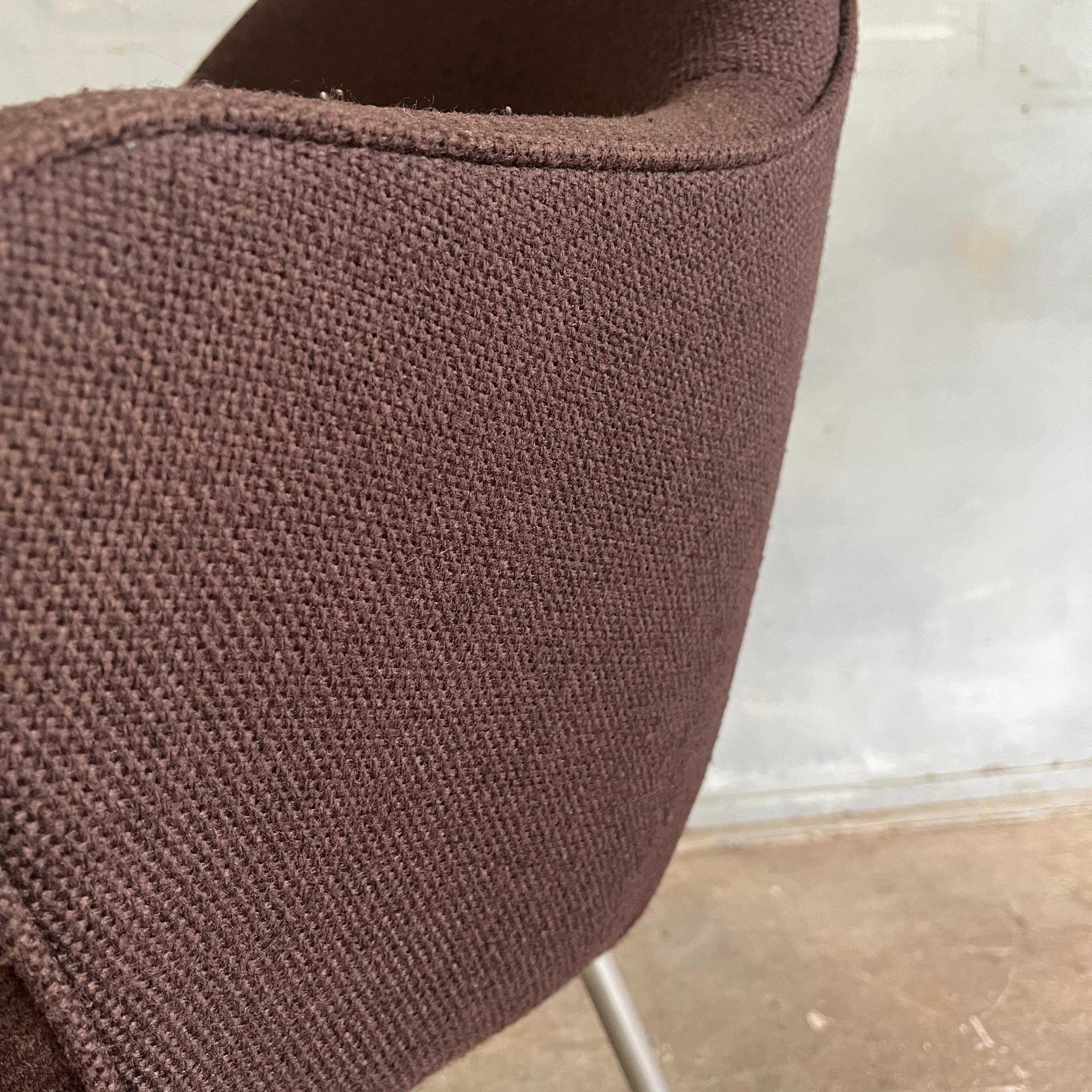 Coppia di sedie da pranzo direzionali Saarinen marrone o Knoll in vendita 2