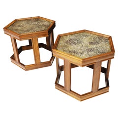 Paar braune Saltman-Sechseck-Tische