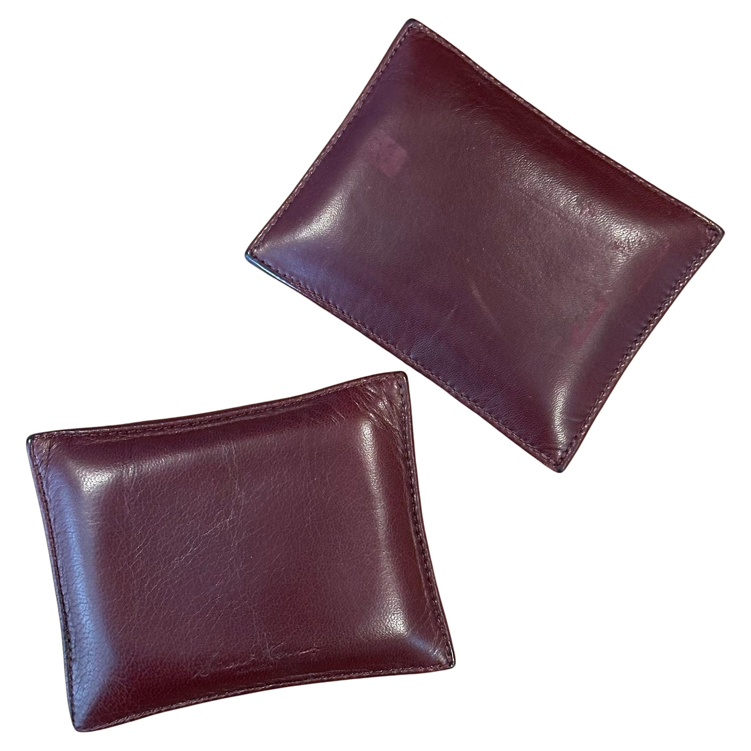 Ein Paar Brown Stitched Leather Paperweights von Stuart Kern (amerikanisch) im Angebot
