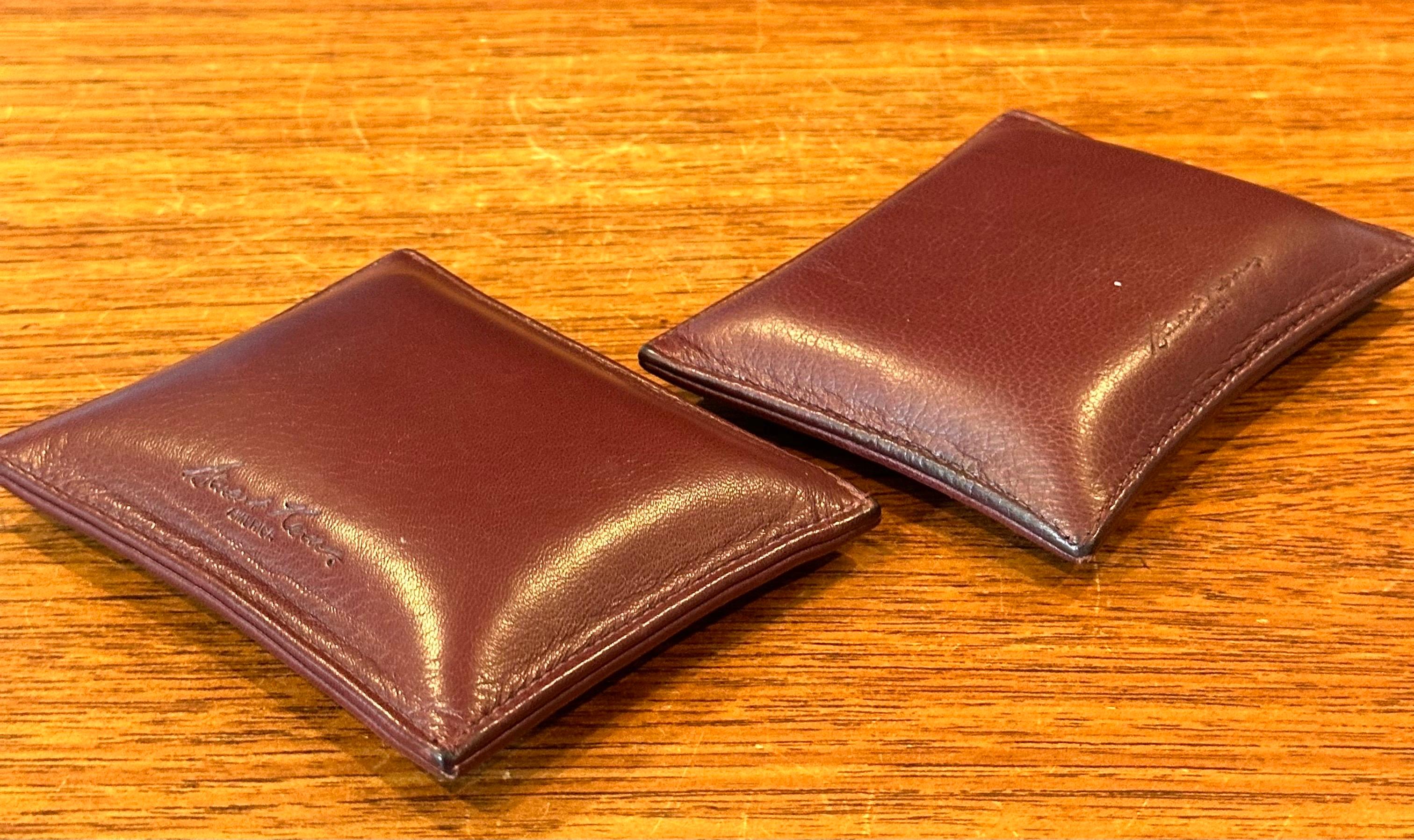 Ein Paar Brown Stitched Leather Paperweights von Stuart Kern im Zustand „Gut“ im Angebot in San Diego, CA