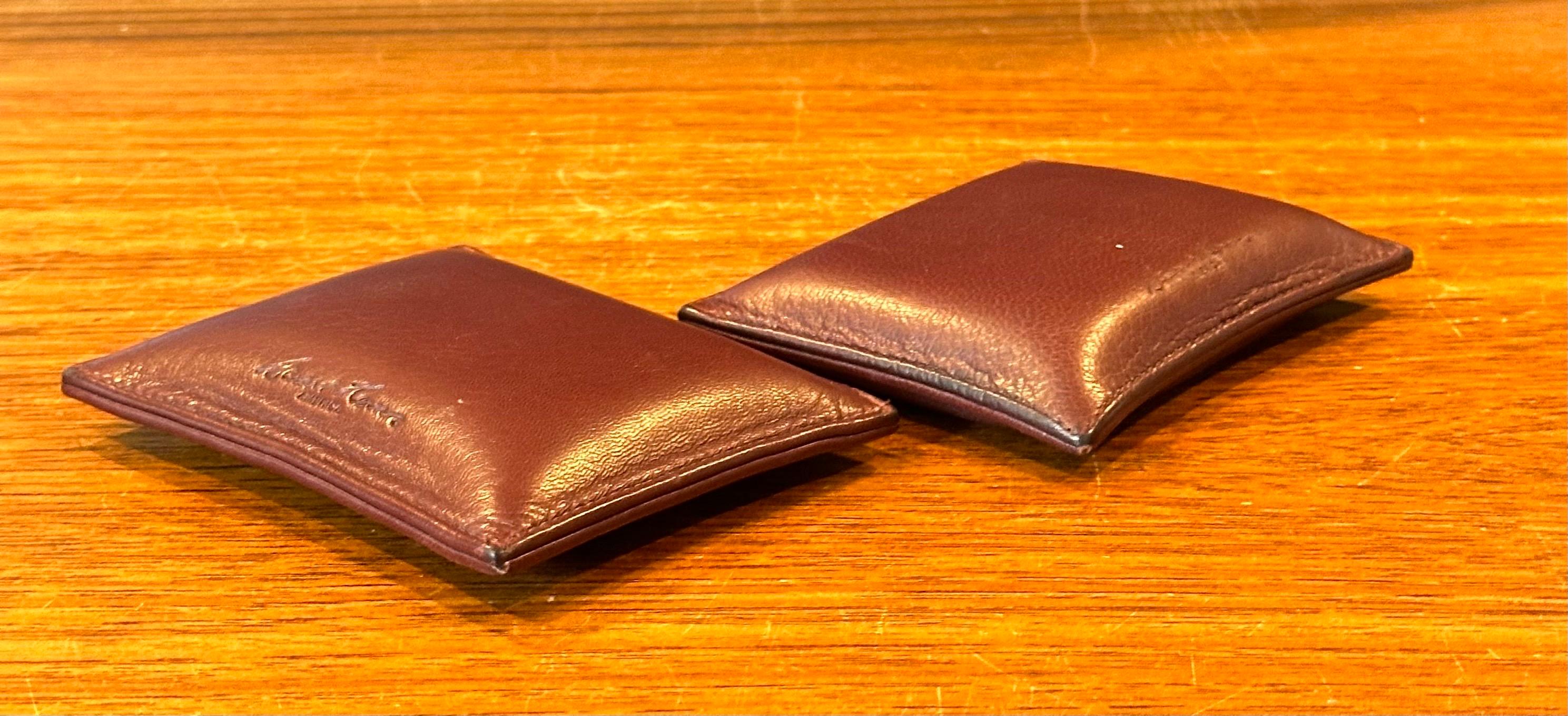 Ein Paar Brown Stitched Leather Paperweights von Stuart Kern (20. Jahrhundert) im Angebot