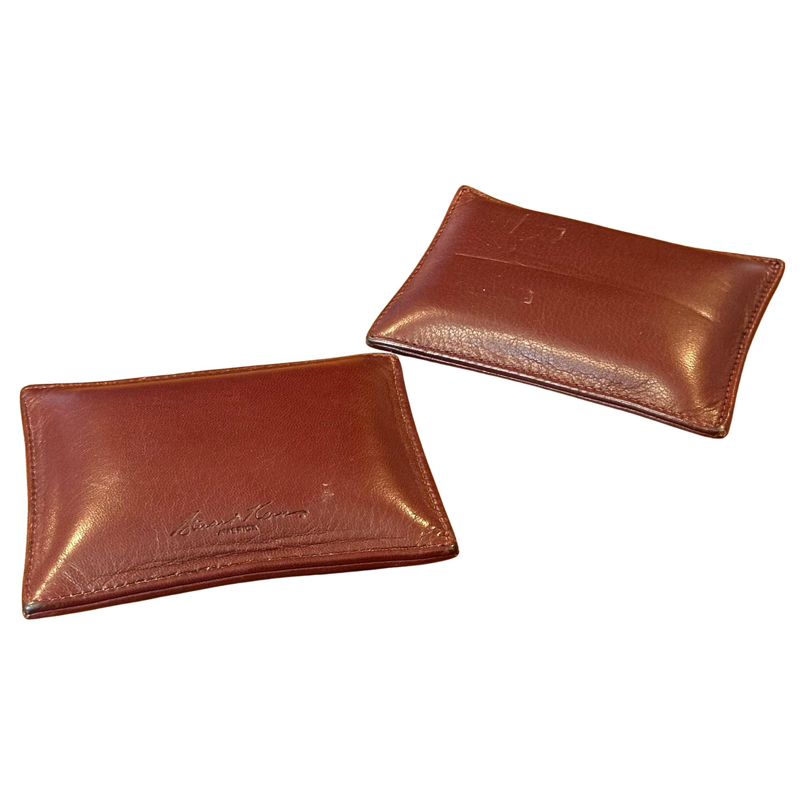 Paire de presse-papiers en cuir Stitch Brown par Stuart Kern