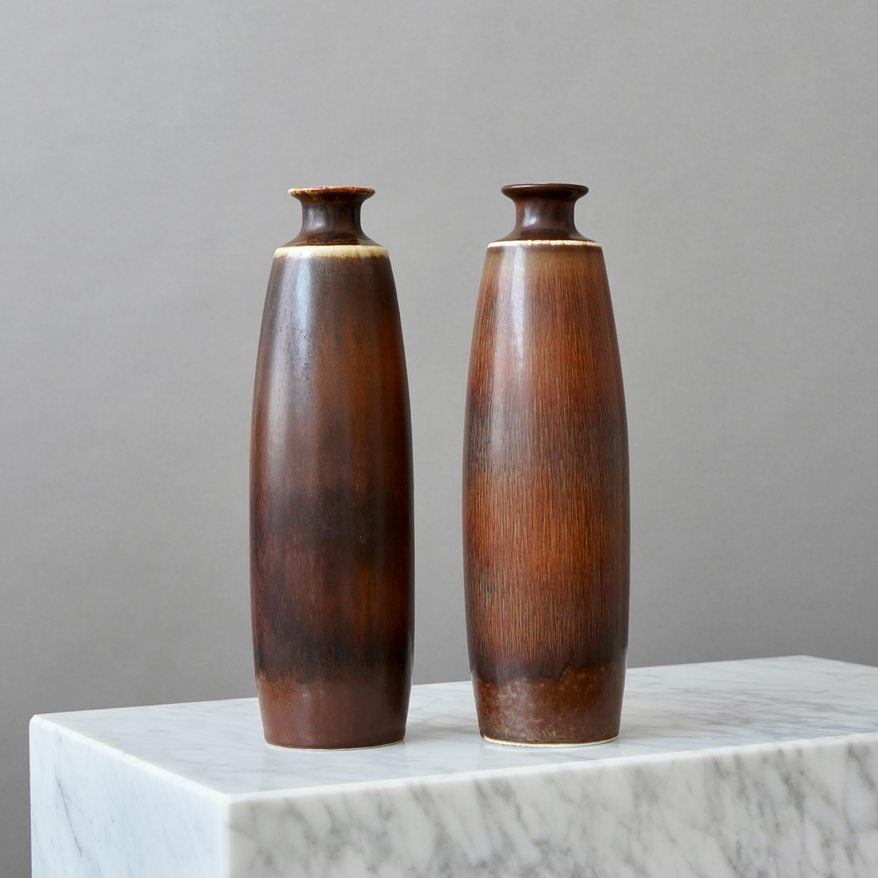 Mid-Century moderno Coppia di vasi in gres marrone di Carl-Harry Stalhane, Rorstrand, Svezia, anni '60 in vendita