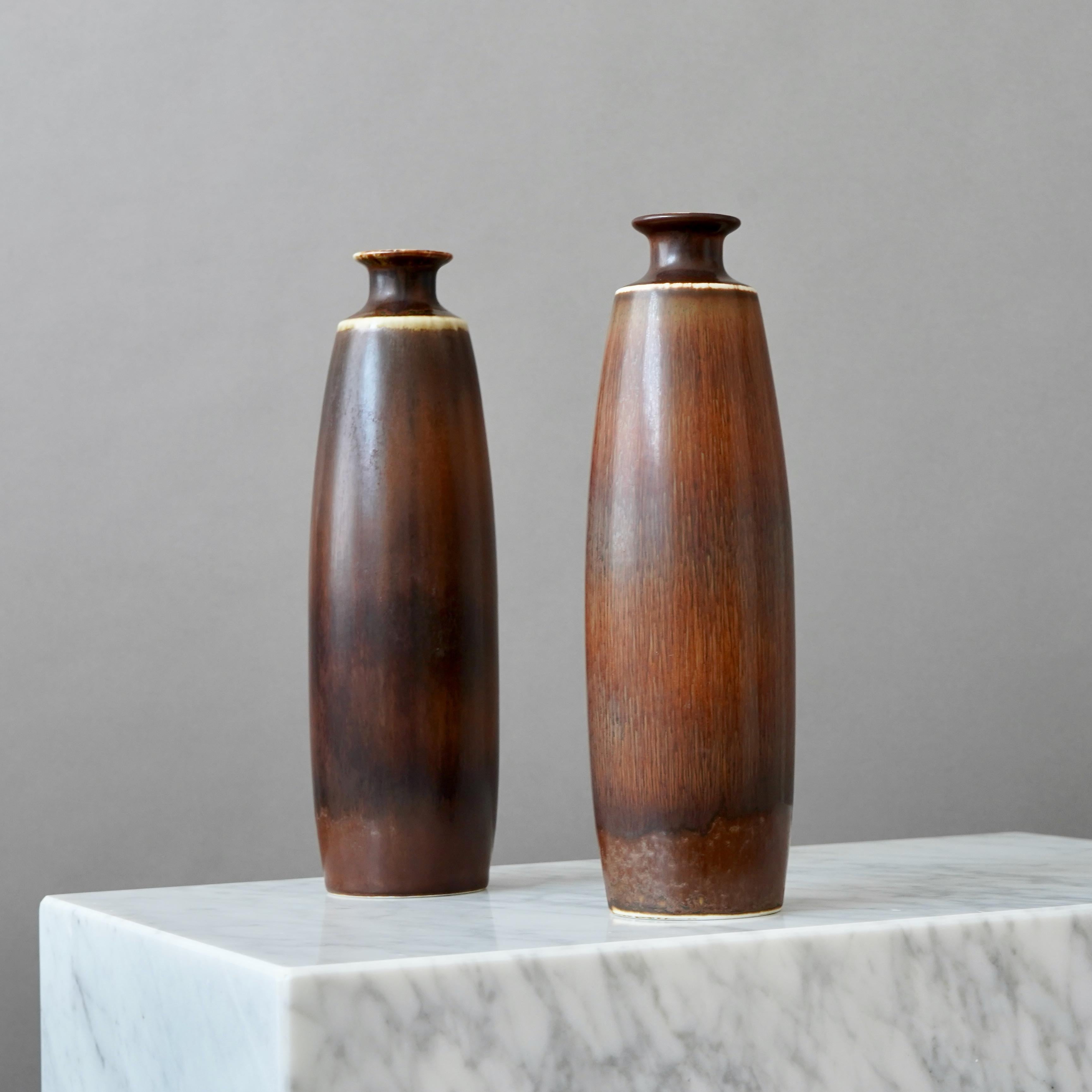 XX secolo Coppia di vasi in gres marrone di Carl-Harry Stalhane, Rorstrand, Svezia, anni '60 in vendita