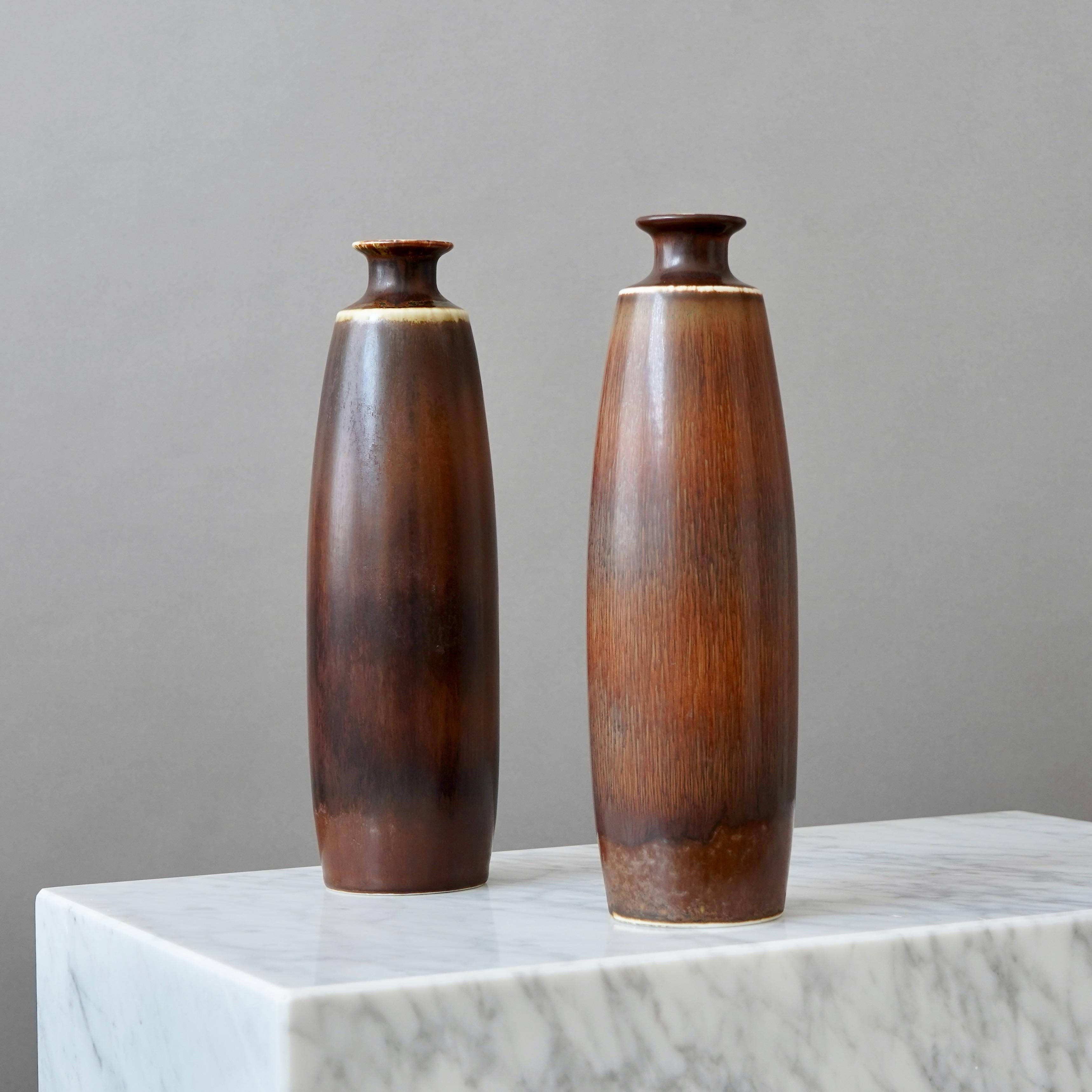Ceramica Coppia di vasi in gres marrone di Carl-Harry Stalhane, Rorstrand, Svezia, anni '60 in vendita