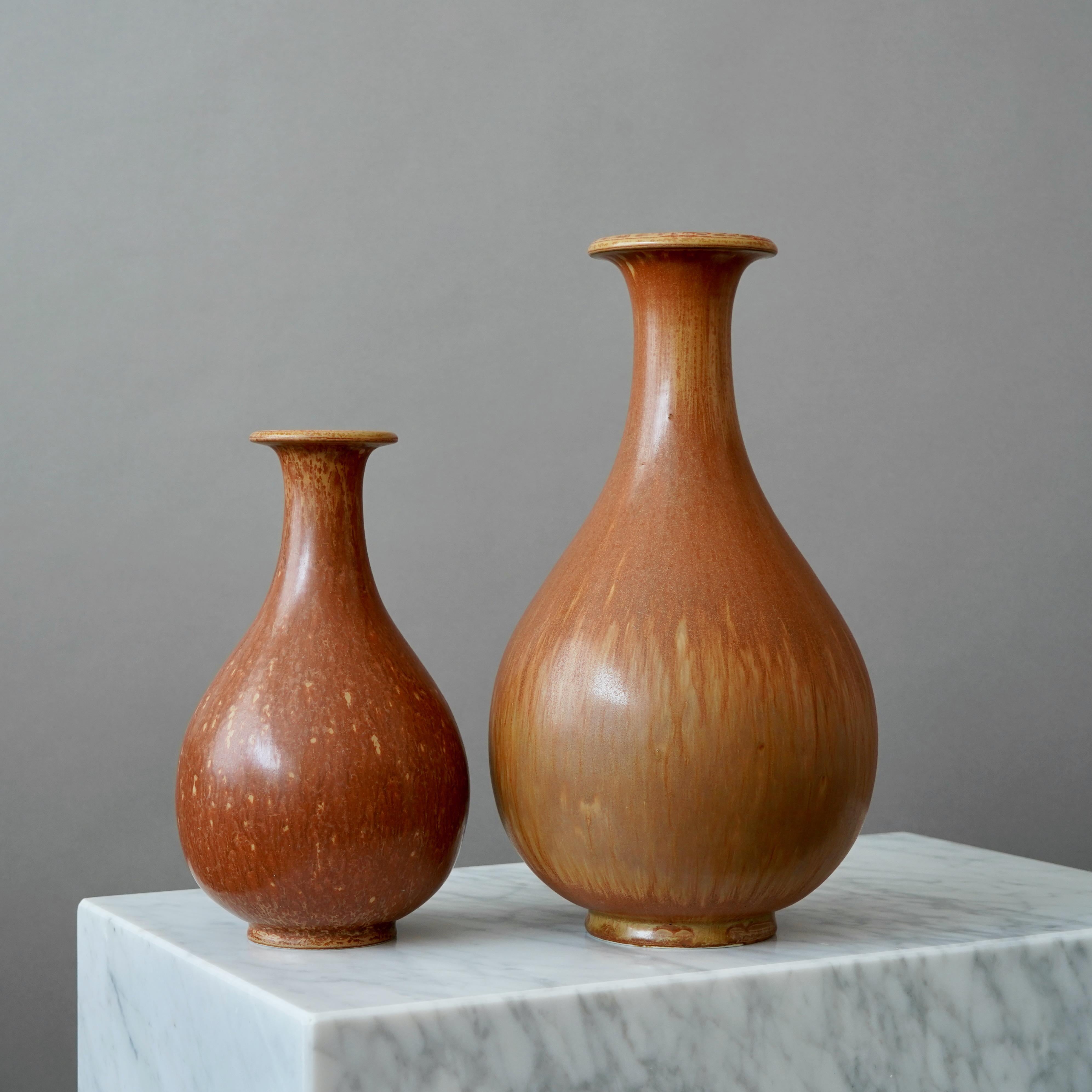 Ceramica Coppia di vasi in gres marrone di Gunnar Nylund per Rorstrand, Svezia, anni '1940 in vendita