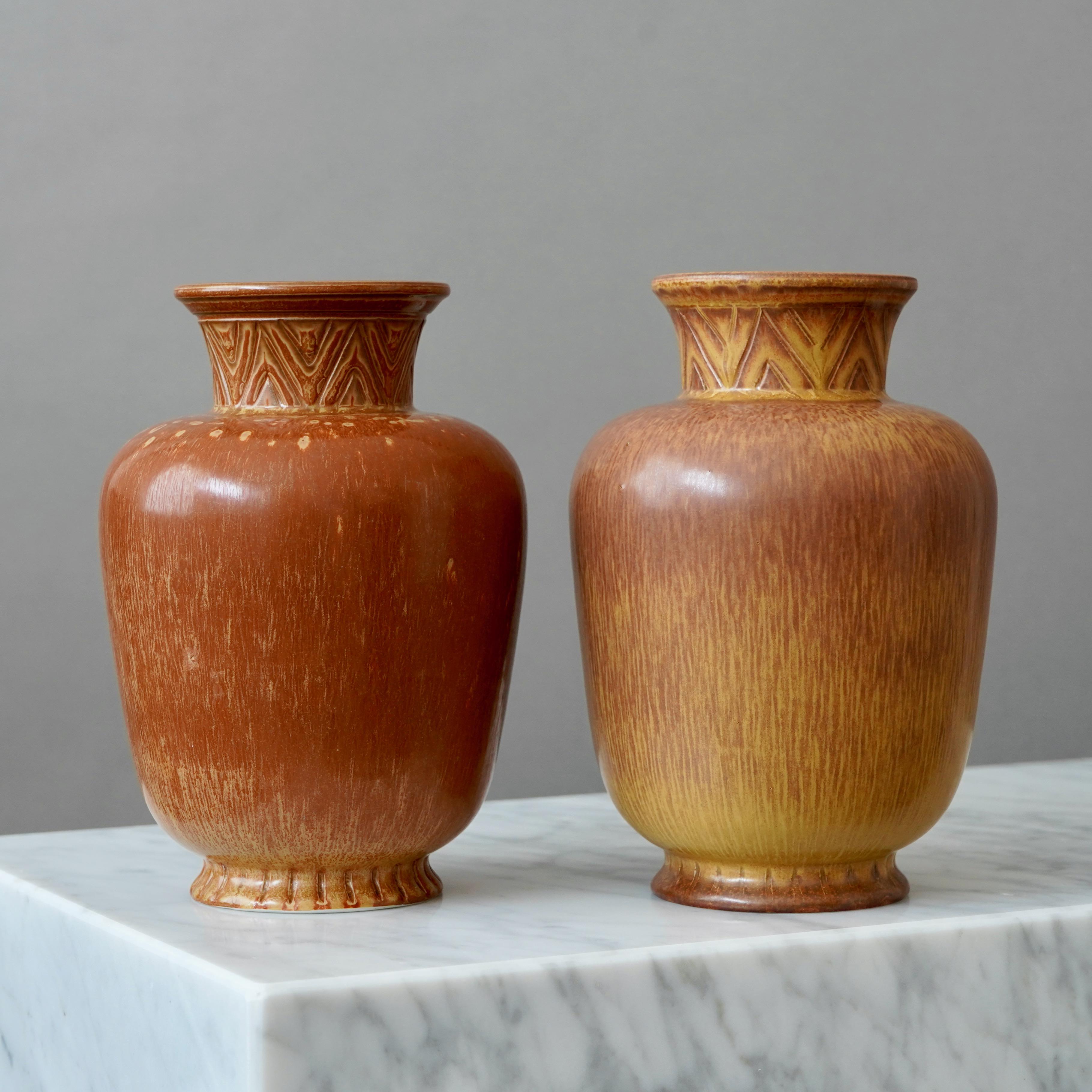 Ceramica Coppia di vasi in gres marrone di Gunnar Nylund per Rorstrand, Svezia, anni '1940 in vendita