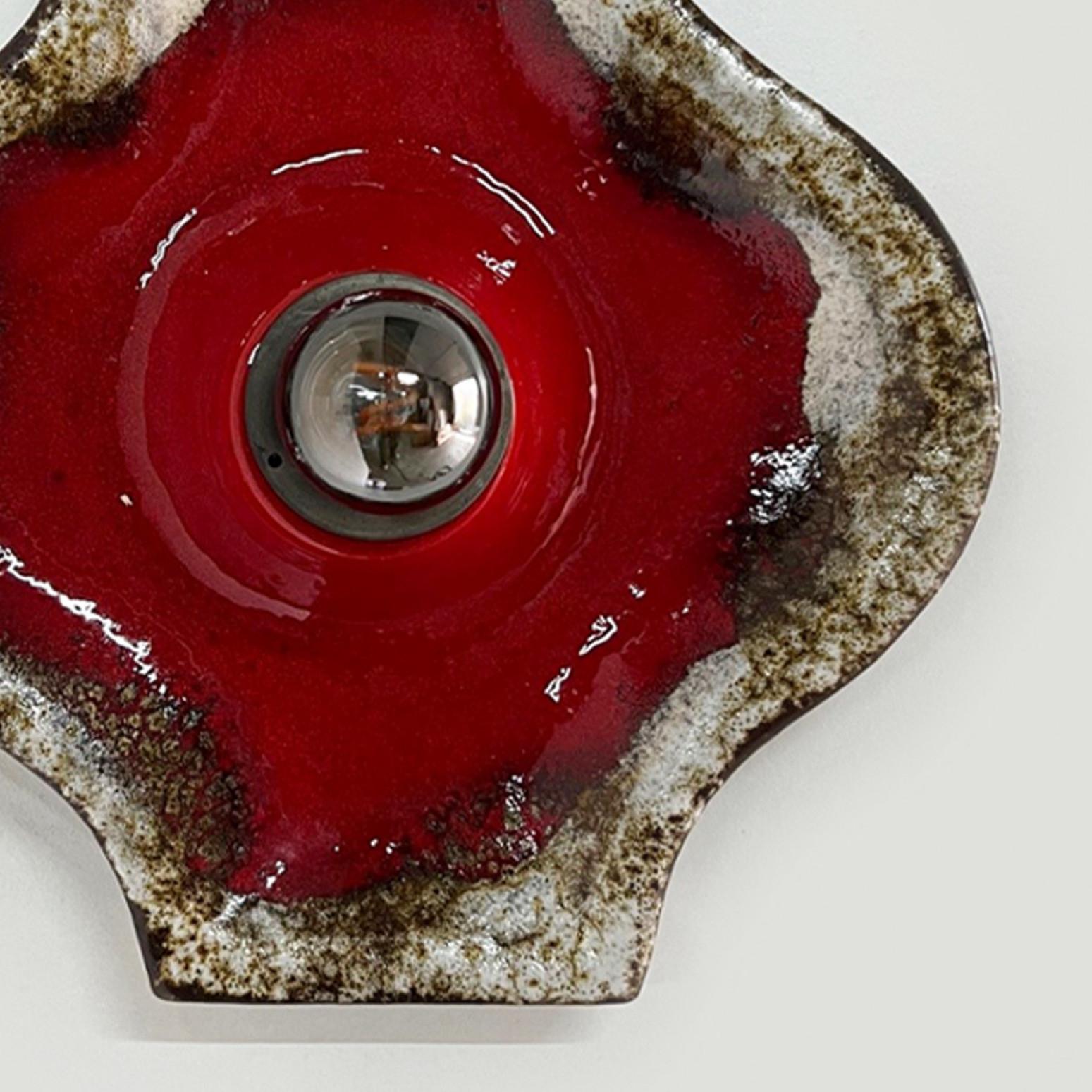 Applique in ceramica marrone, grigio e rosso, in stile Fat Lava. Prodotto da Hustadt Leuchten Keramik, Germania, negli anni Settanta.

Lo stile della glassa si chiama 
