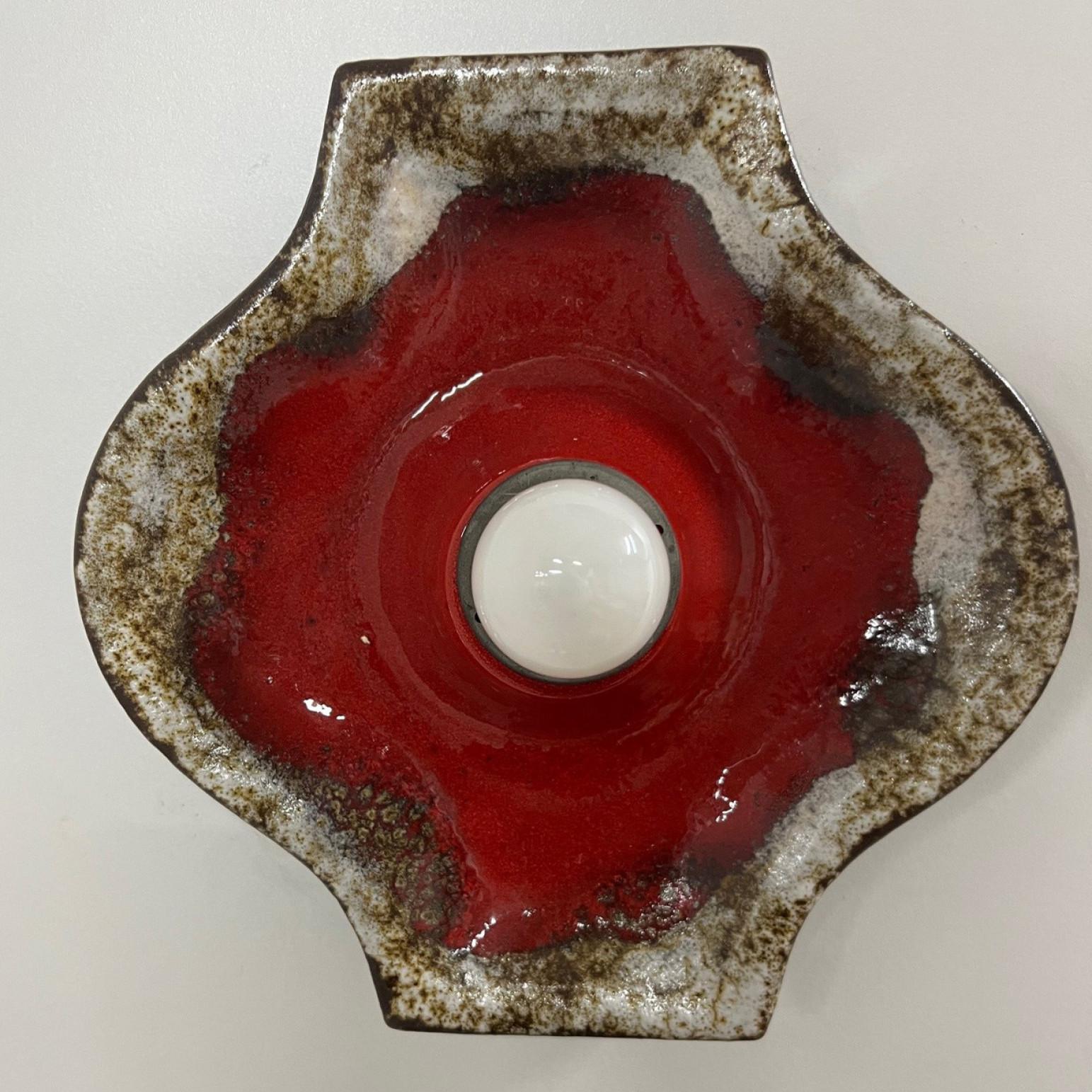 XX secolo Coppia di applique quadrate in ceramica marrone taupe rossa di Hustadt Keramik, Germania in vendita