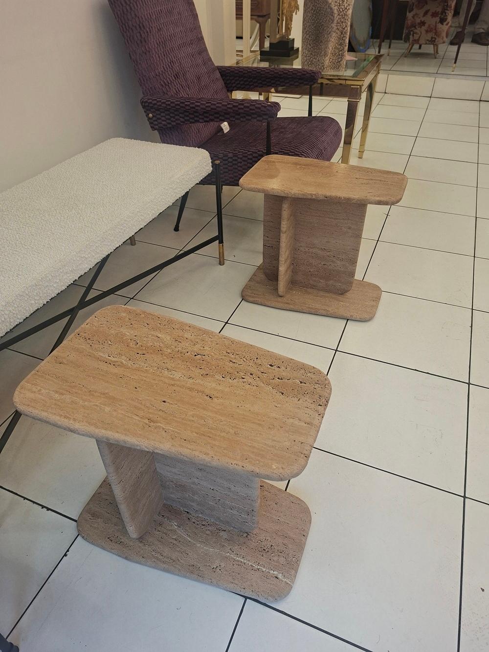 Pair of brown travertine end tables
W : 22.2 kg each