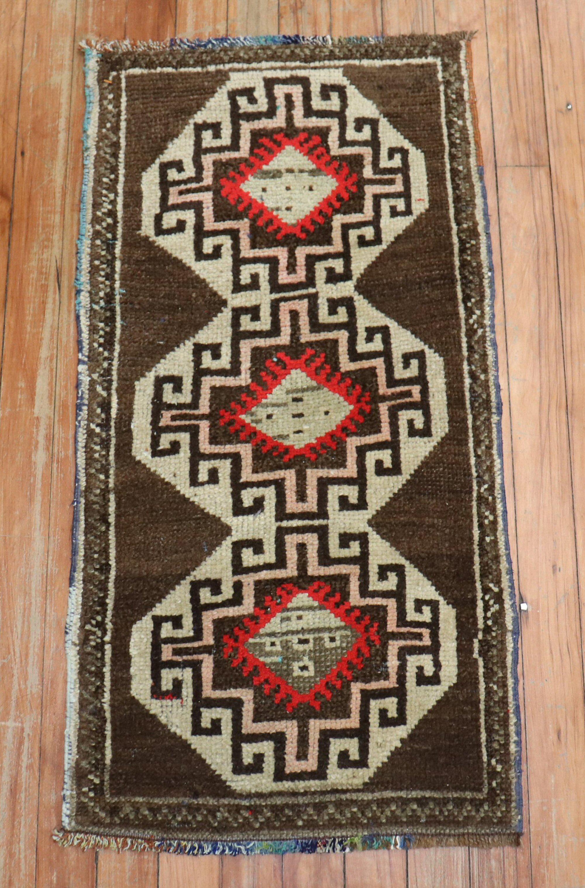 Braune türkische anatolische Teppiche, Paar im Angebot 1