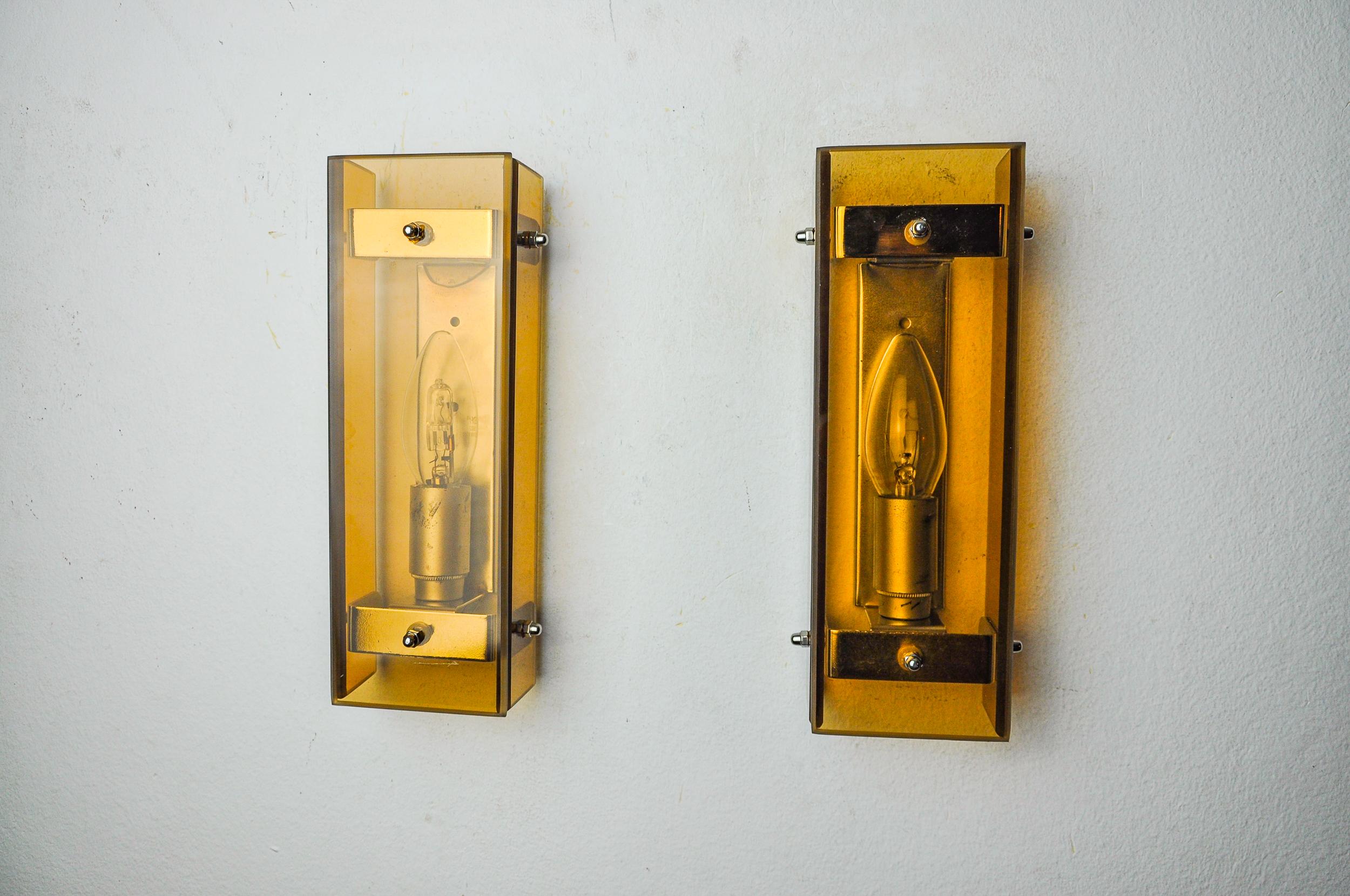 Hollywood Regency Pair of brown Veca wall lights, beveled glass, Italy 1970 For Sale