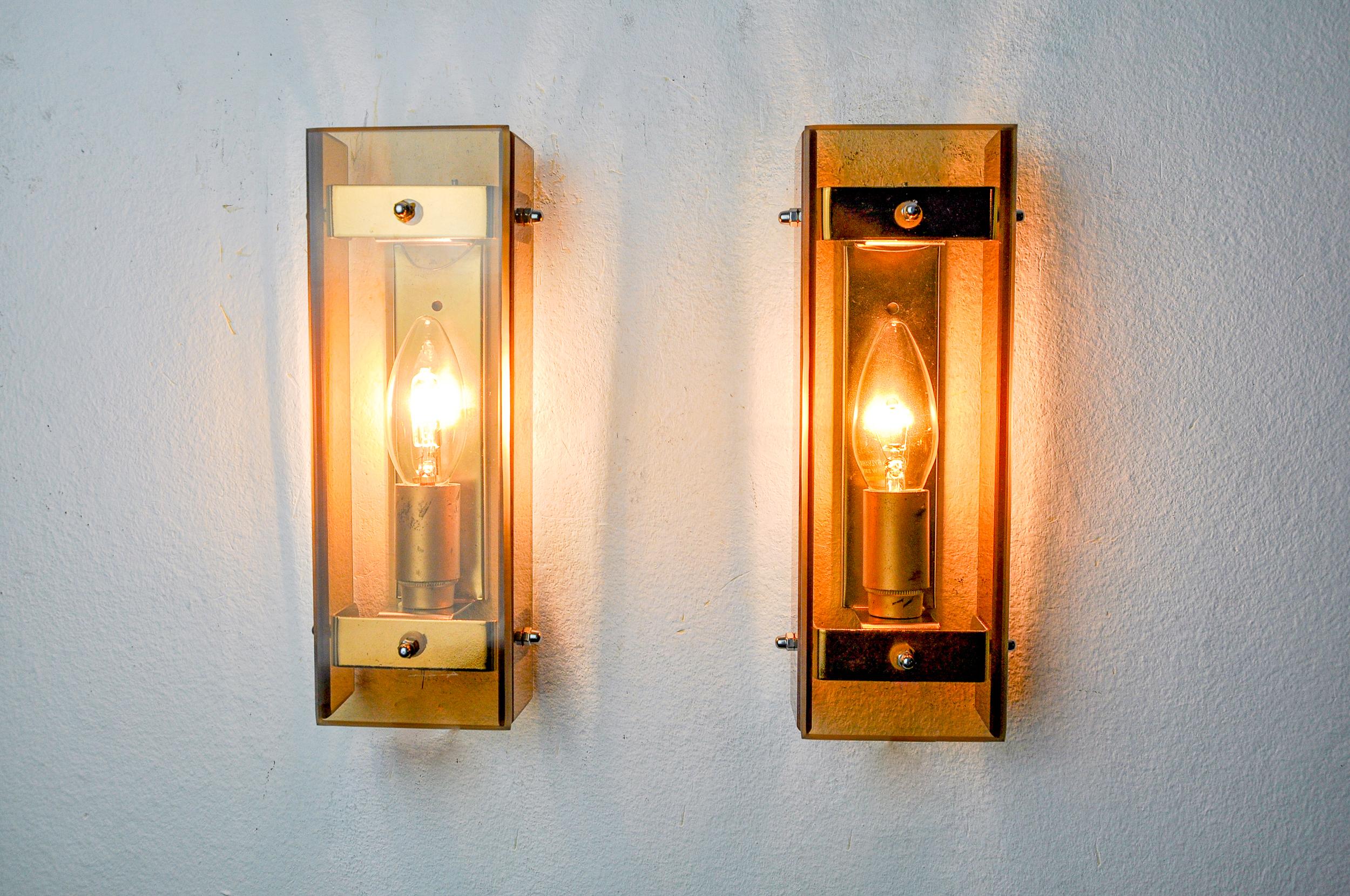 Pair of brown Veca wall lights, beveled glass, Italy 1970 In Good Condition For Sale In BARCELONA, ES