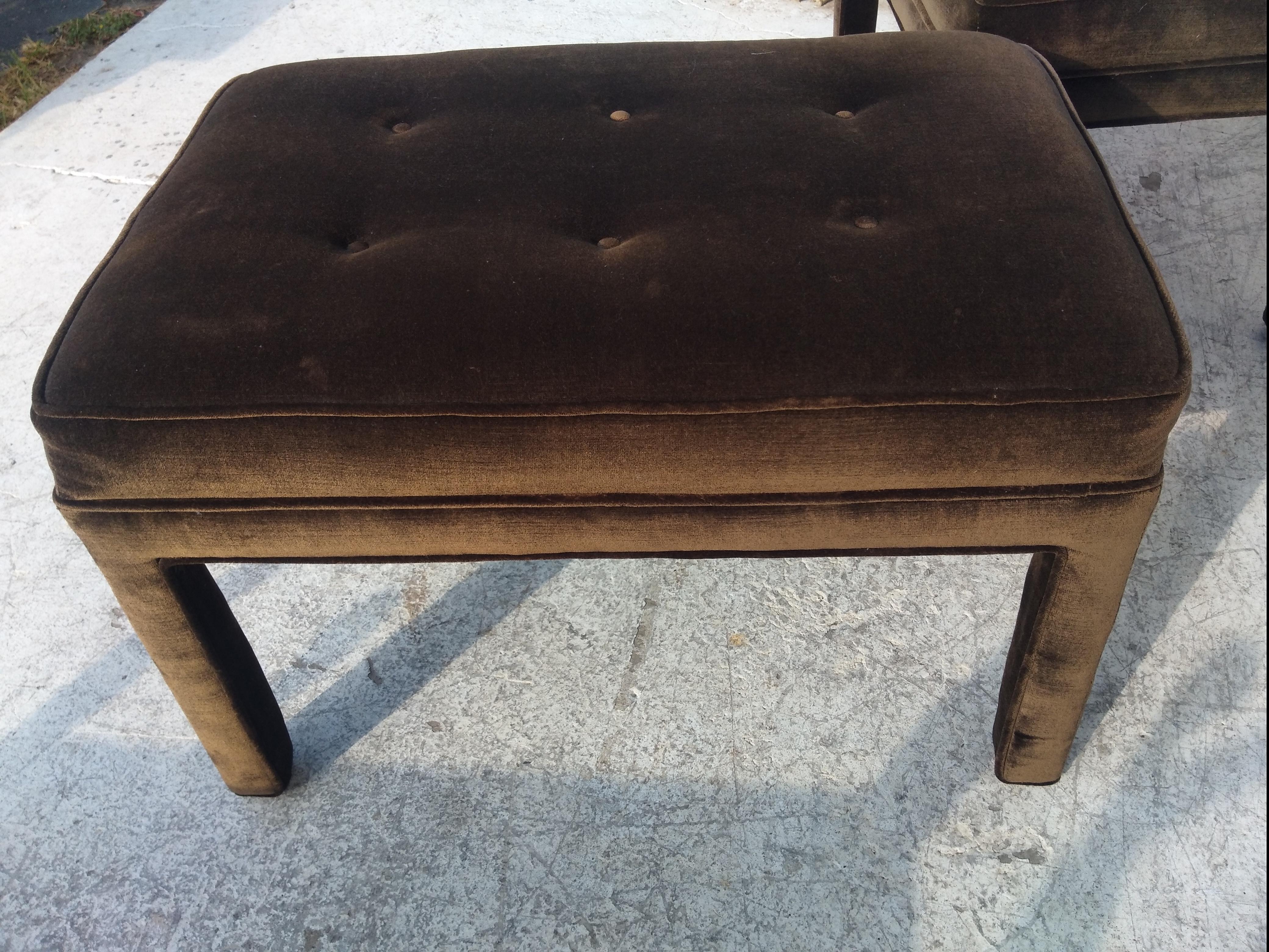 Mid-Century moderno Coppia di pouf in velluto marrone in stile Parsons in vendita
