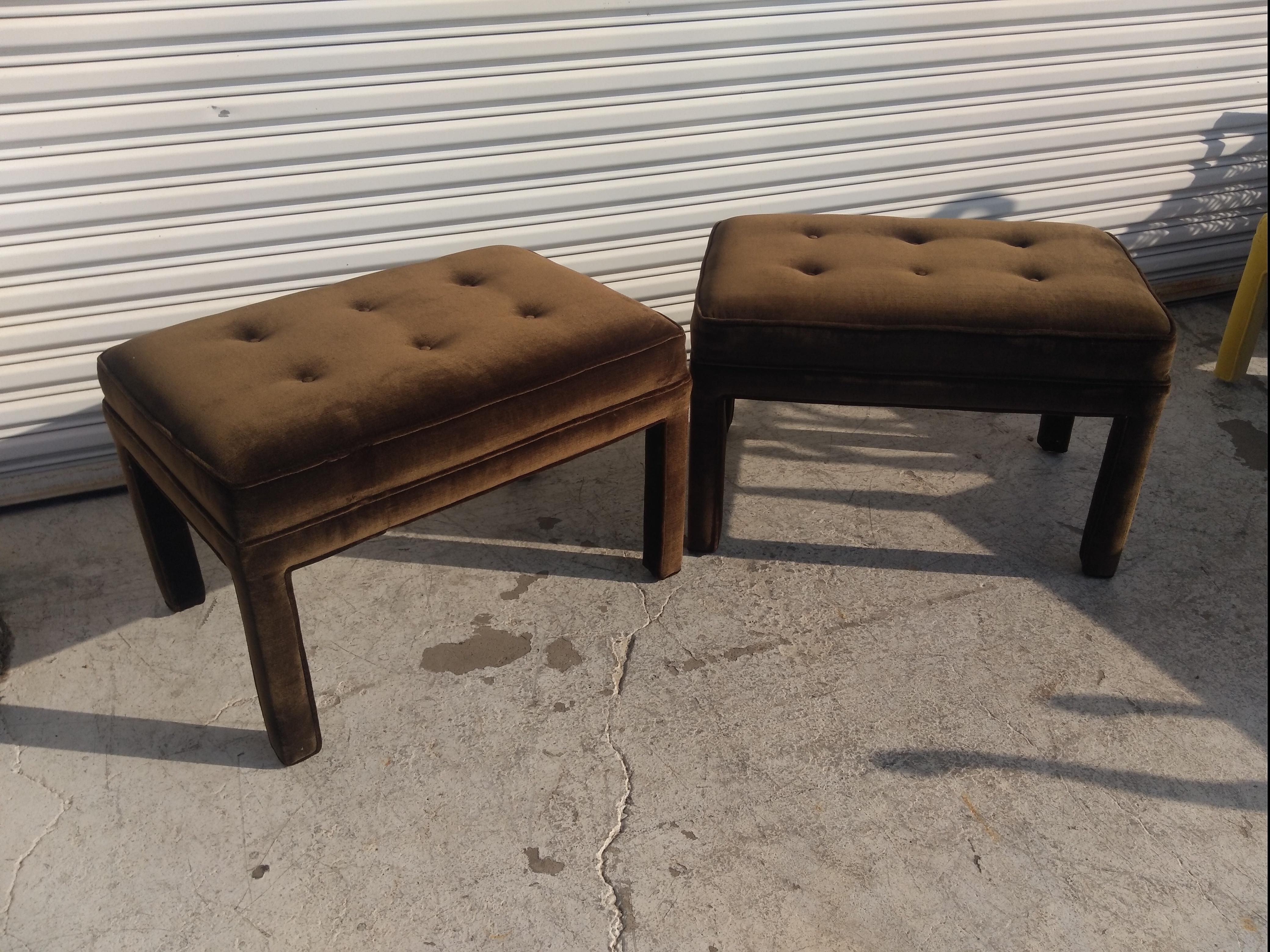 XX secolo Coppia di pouf in velluto marrone in stile Parsons in vendita
