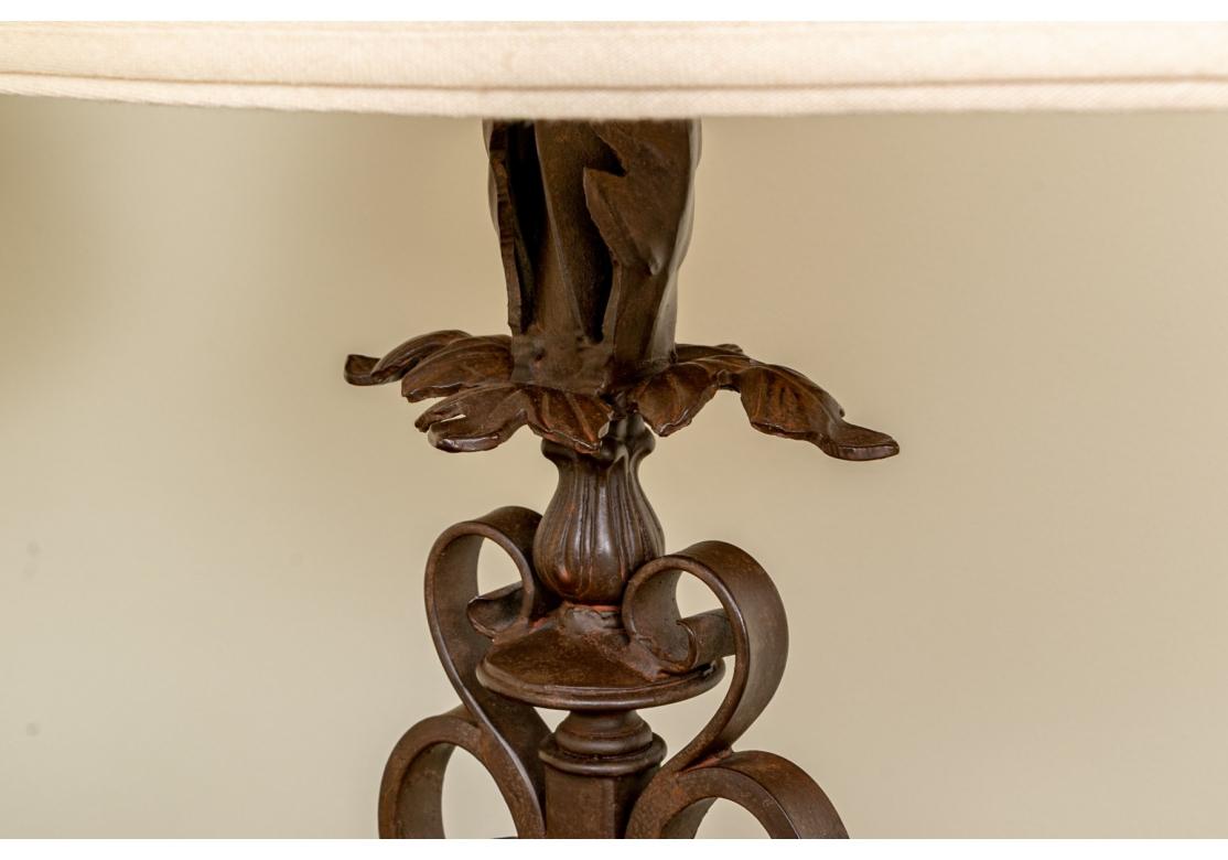 20ième siècle Paire de lampes de table en fer forgé avec abat-jour, de couleur Brown en vente