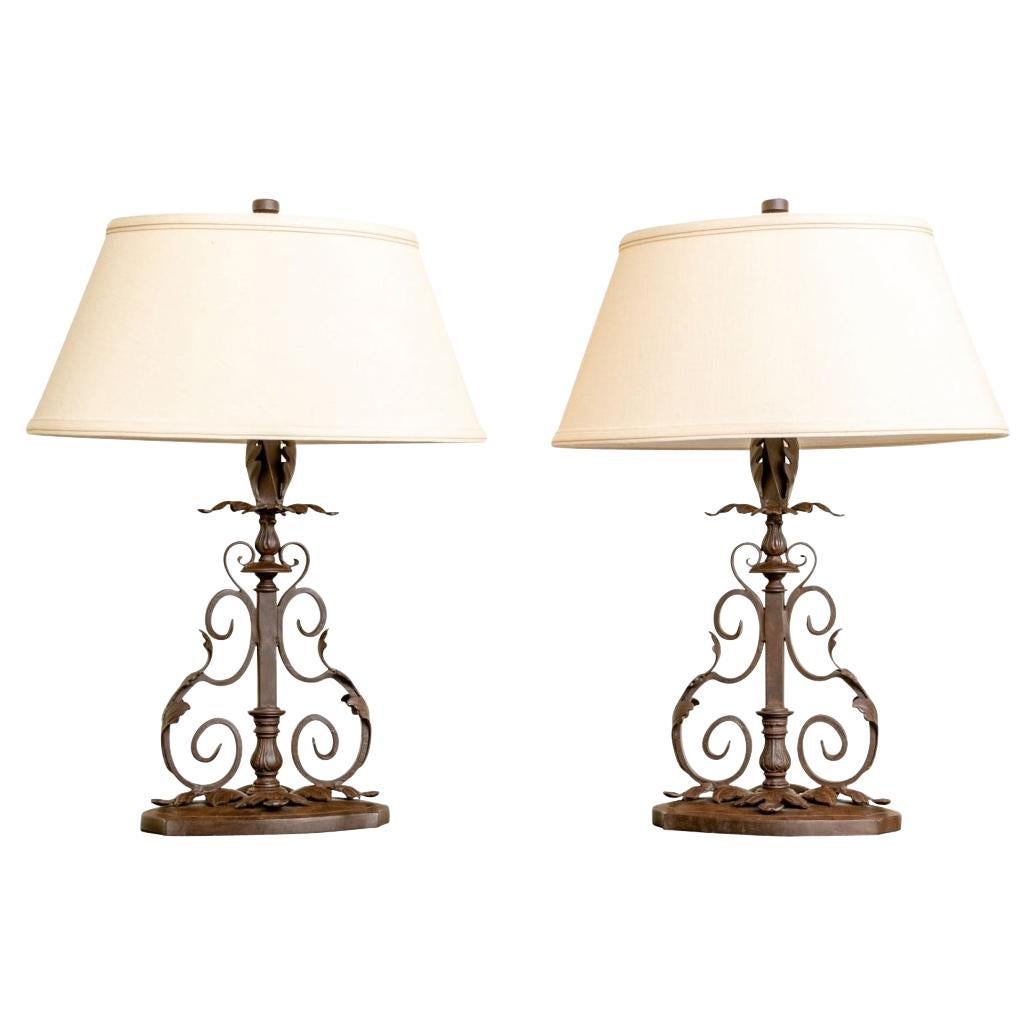 Paar braune schmiedeeiserne Tischlampen mit Lampenschirmen im Angebot