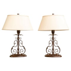 Paar braune schmiedeeiserne Tischlampen mit Lampenschirmen