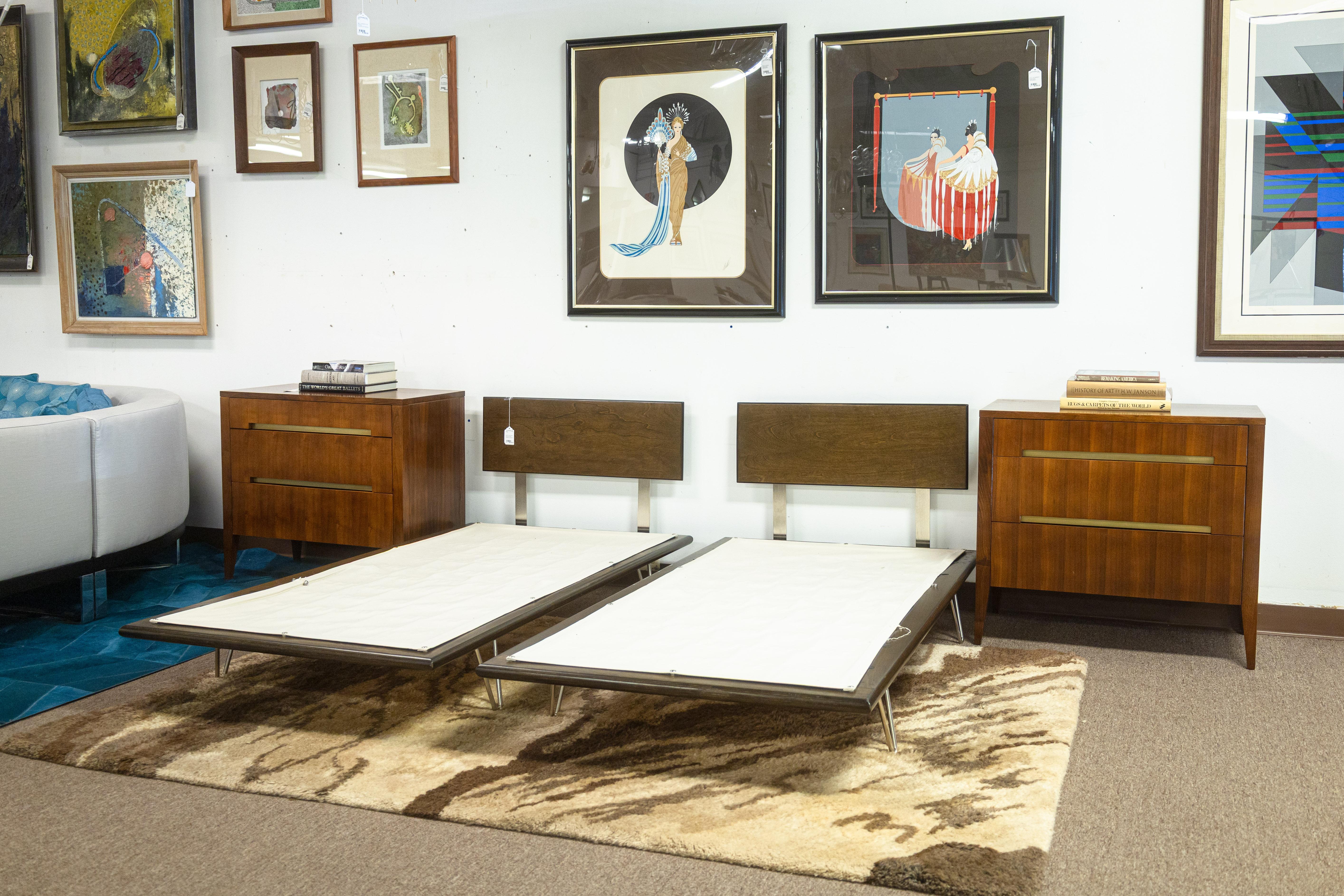 Ein Paar Nachttische aus Brownstone. Dieses hübsche Paar zeitgenössischer Nachttische hat einen modernen Übergangsstil, der gut zu einer Vielzahl von Geschmäckern und Stilen passt. Jeder Nachttisch besteht aus einem schönen Holzrahmen, der seine