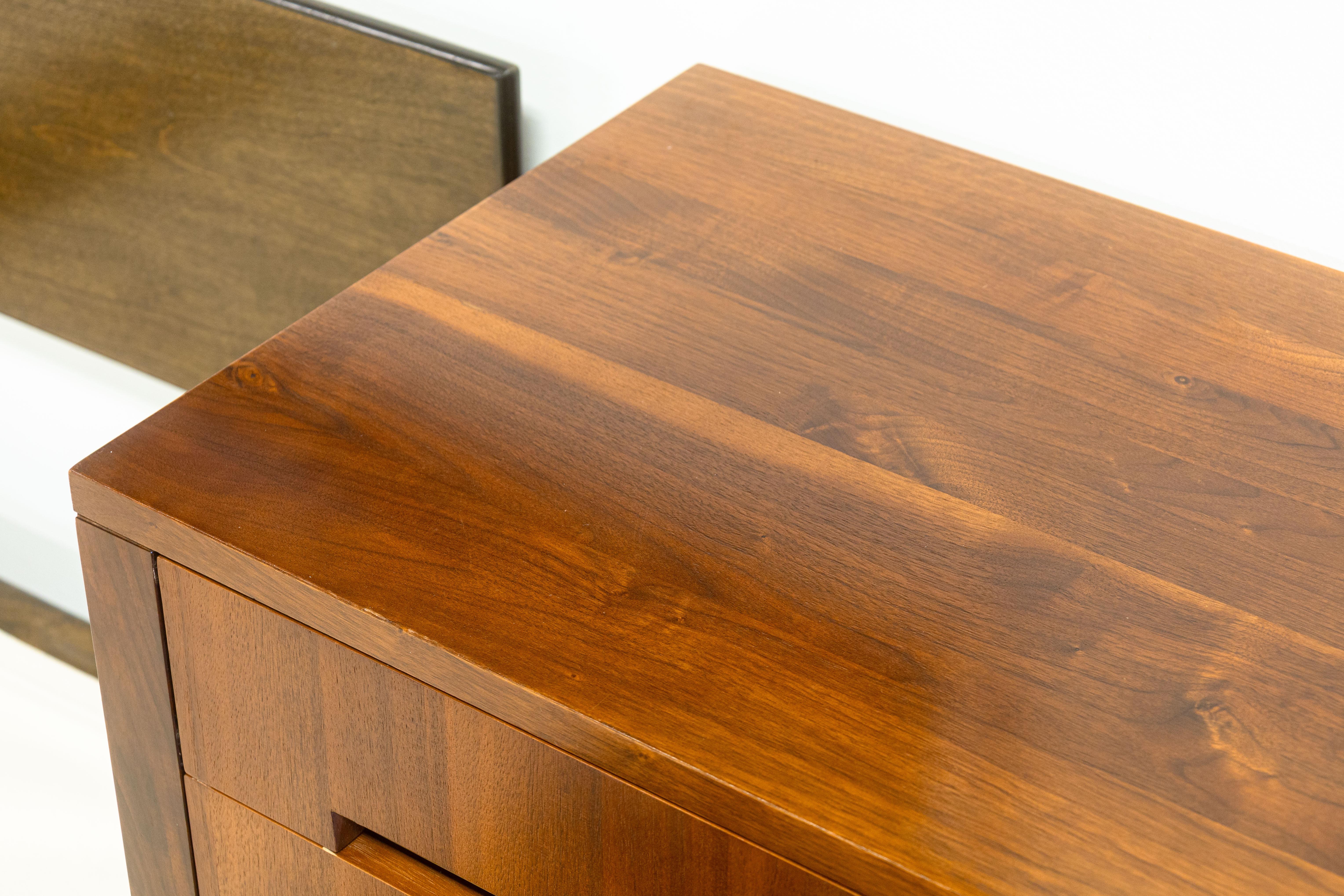 Paar Brownstone Modern Transitional Style Nachttische aus Holz (Moderne) im Angebot