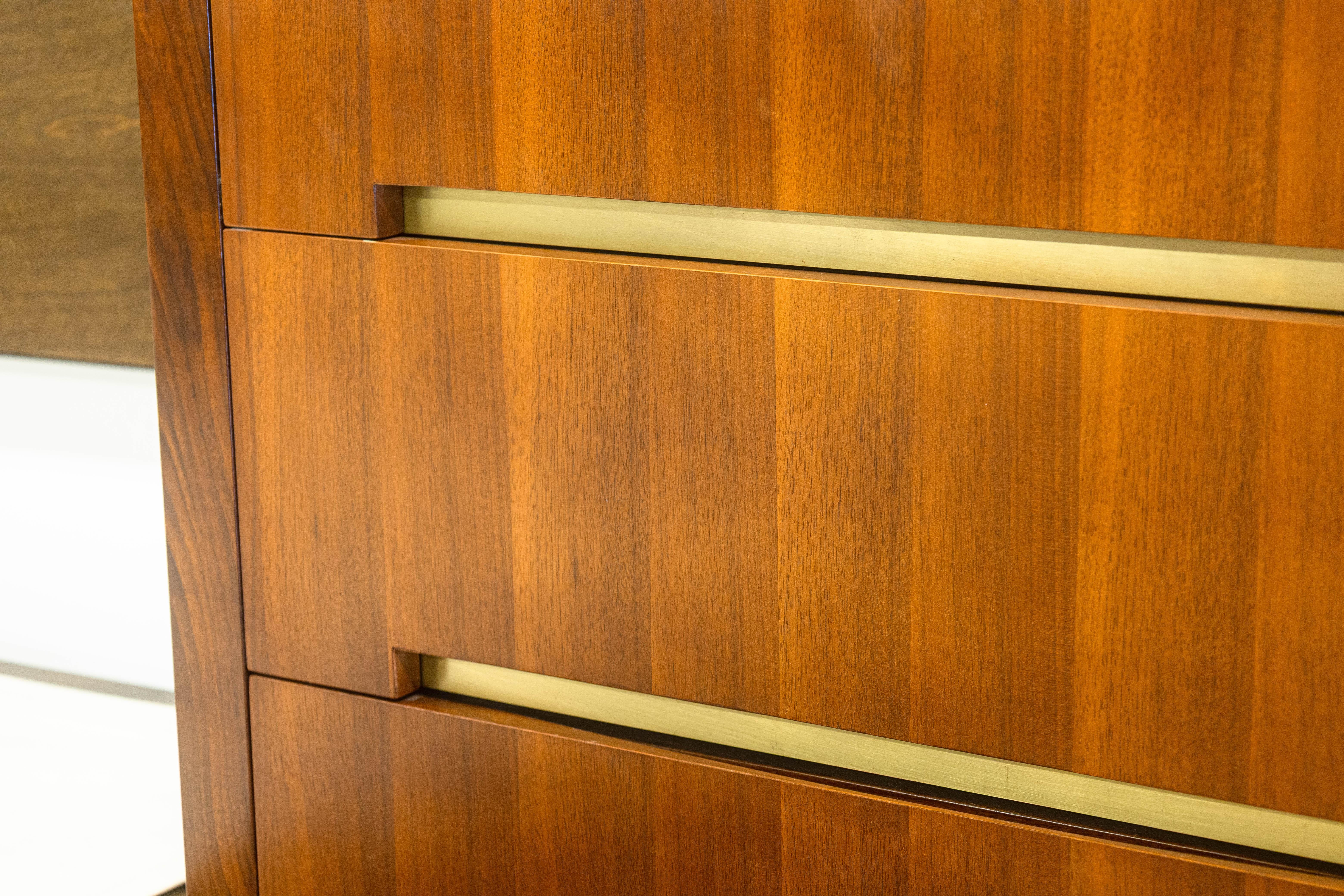 Paar Brownstone Modern Transitional Style Nachttische aus Holz (amerikanisch) im Angebot