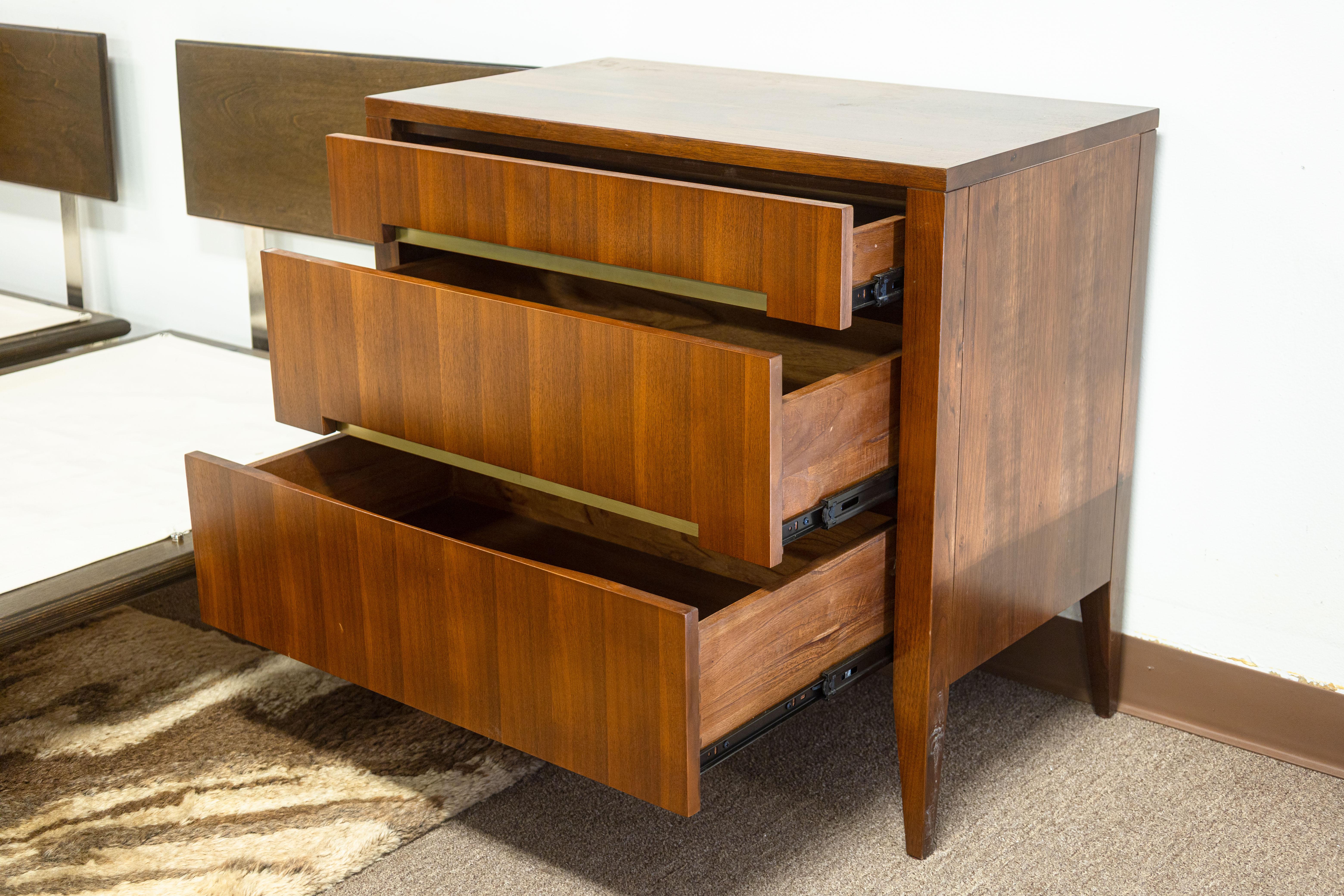 Paar Brownstone Modern Transitional Style Nachttische aus Holz im Zustand „Gut“ im Angebot in Keego Harbor, MI