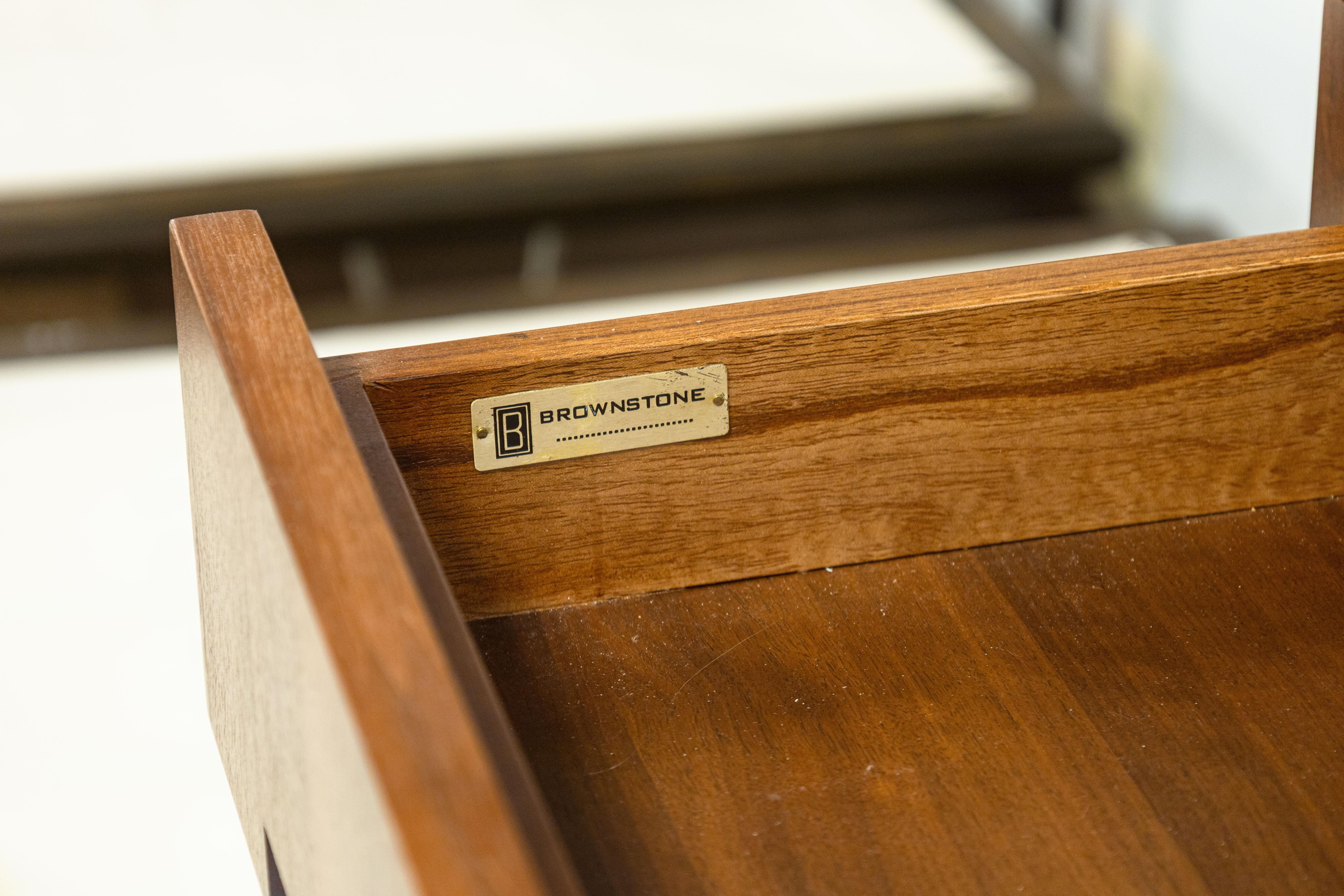 Paar Brownstone Modern Transitional Style Nachttische aus Holz (20. Jahrhundert) im Angebot