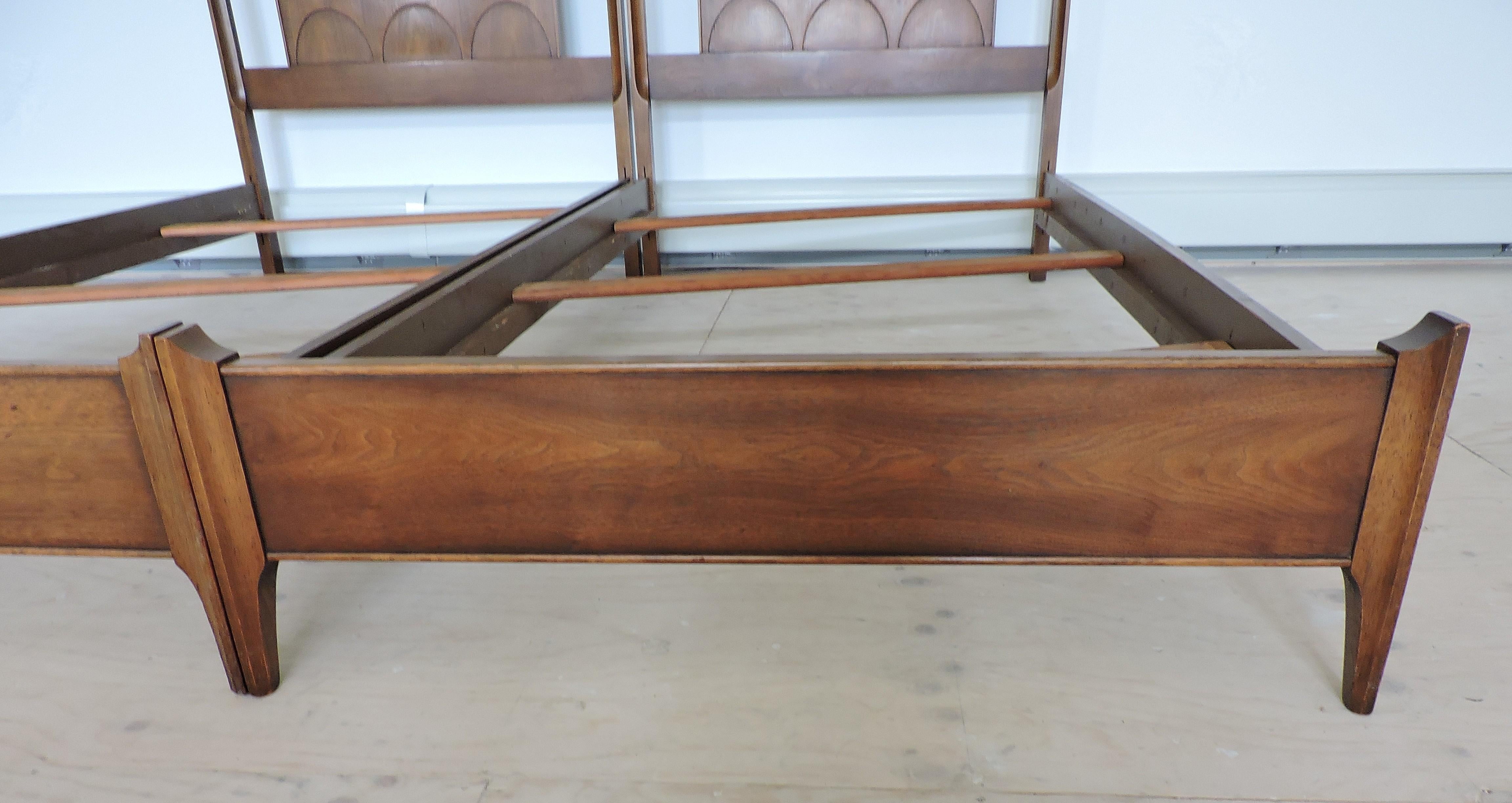Pair of Broyhill Brasilia Mid-Century Modern Walnut Twin Beds In Good Condition In Chesterfield, NJ