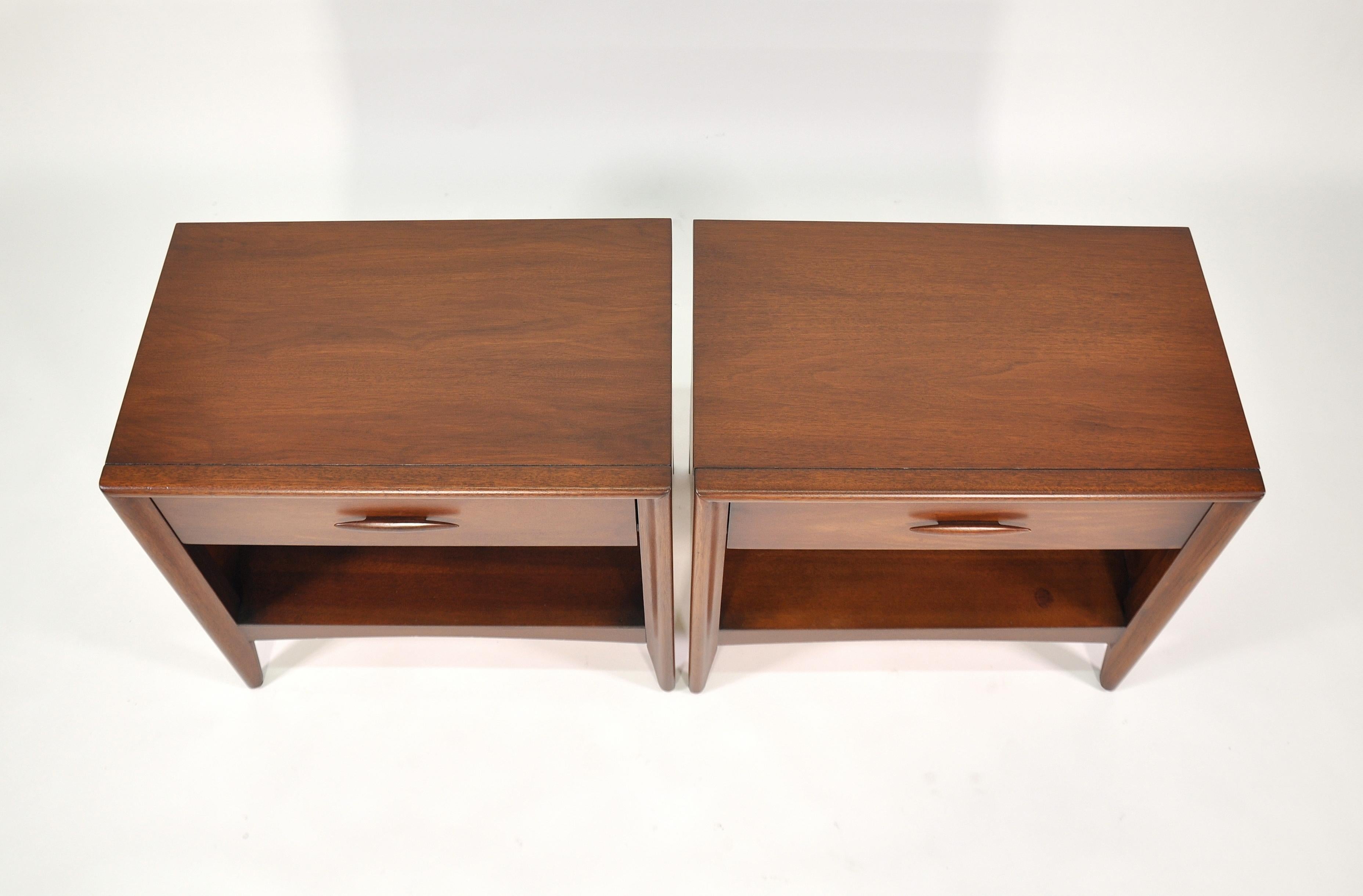 Pair of Broyhill Emphasis Nightstands or Side Tables In Excellent Condition In Miami, FL