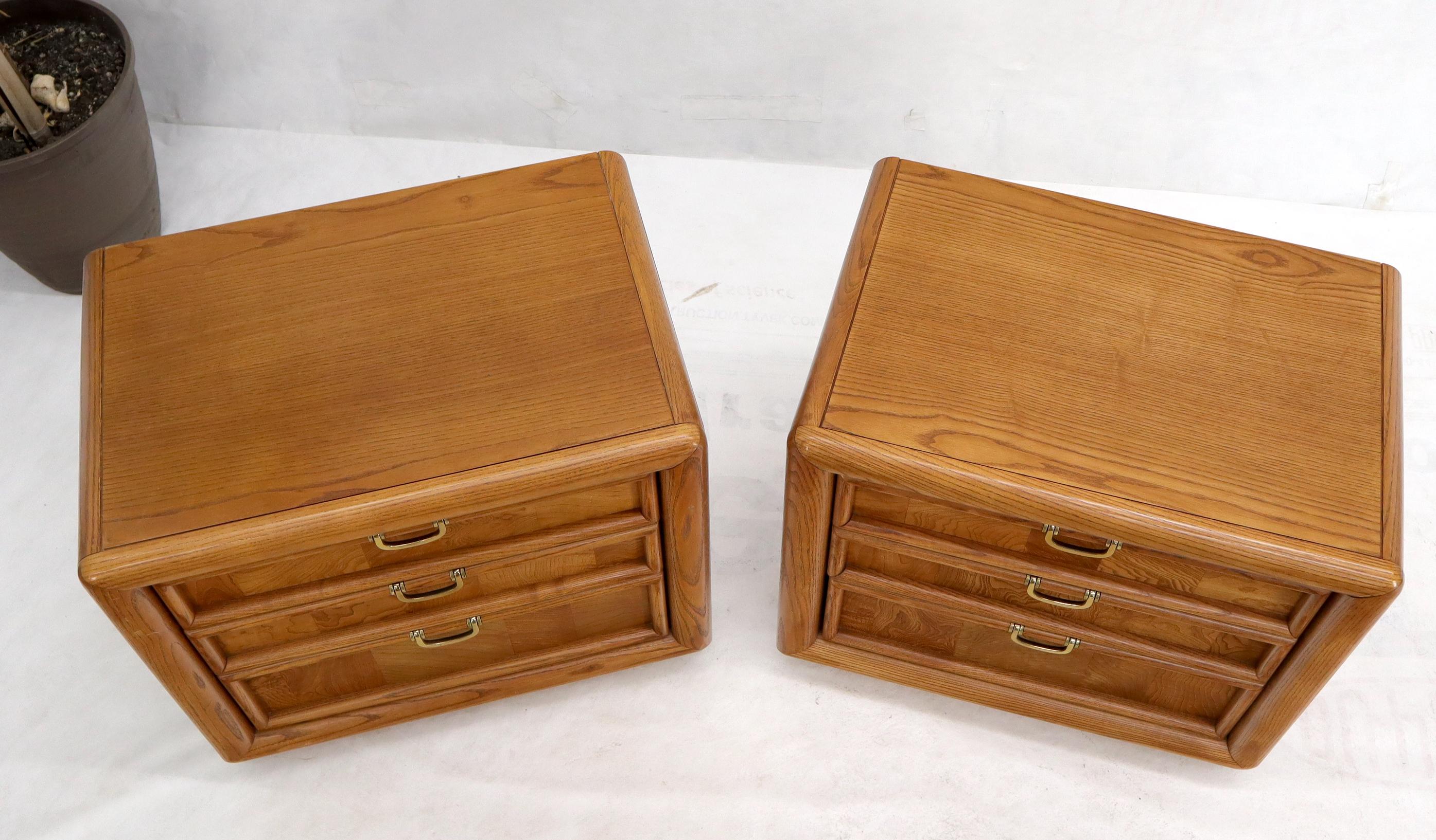 Pair of Broyhill Three Drawer Nightstands End Side Tables In Good Condition For Sale In Rockaway, NJ
