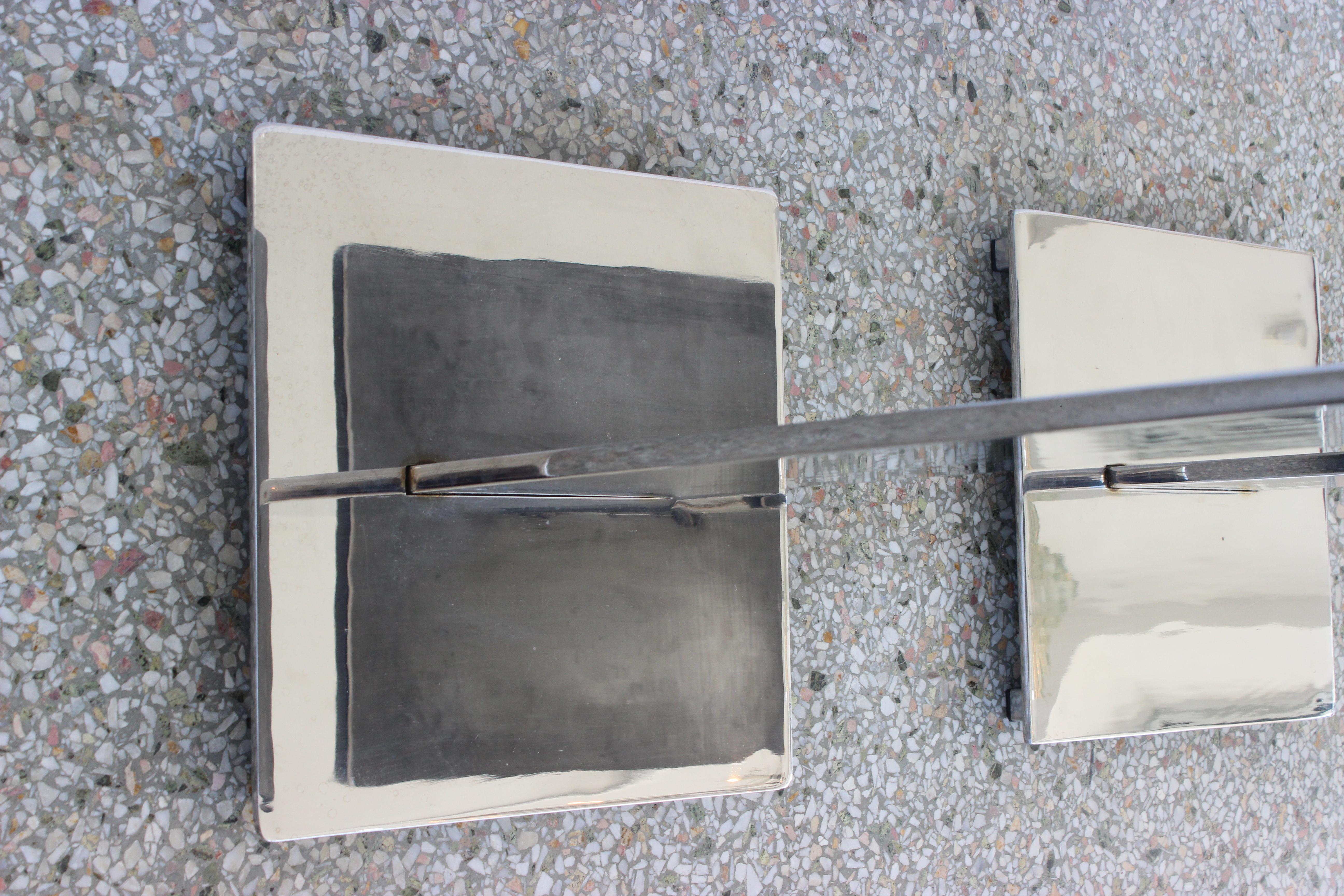 Beistelltische im Brueton-Stil aus poliertem Stahl und Marmor, Paar im Angebot 4