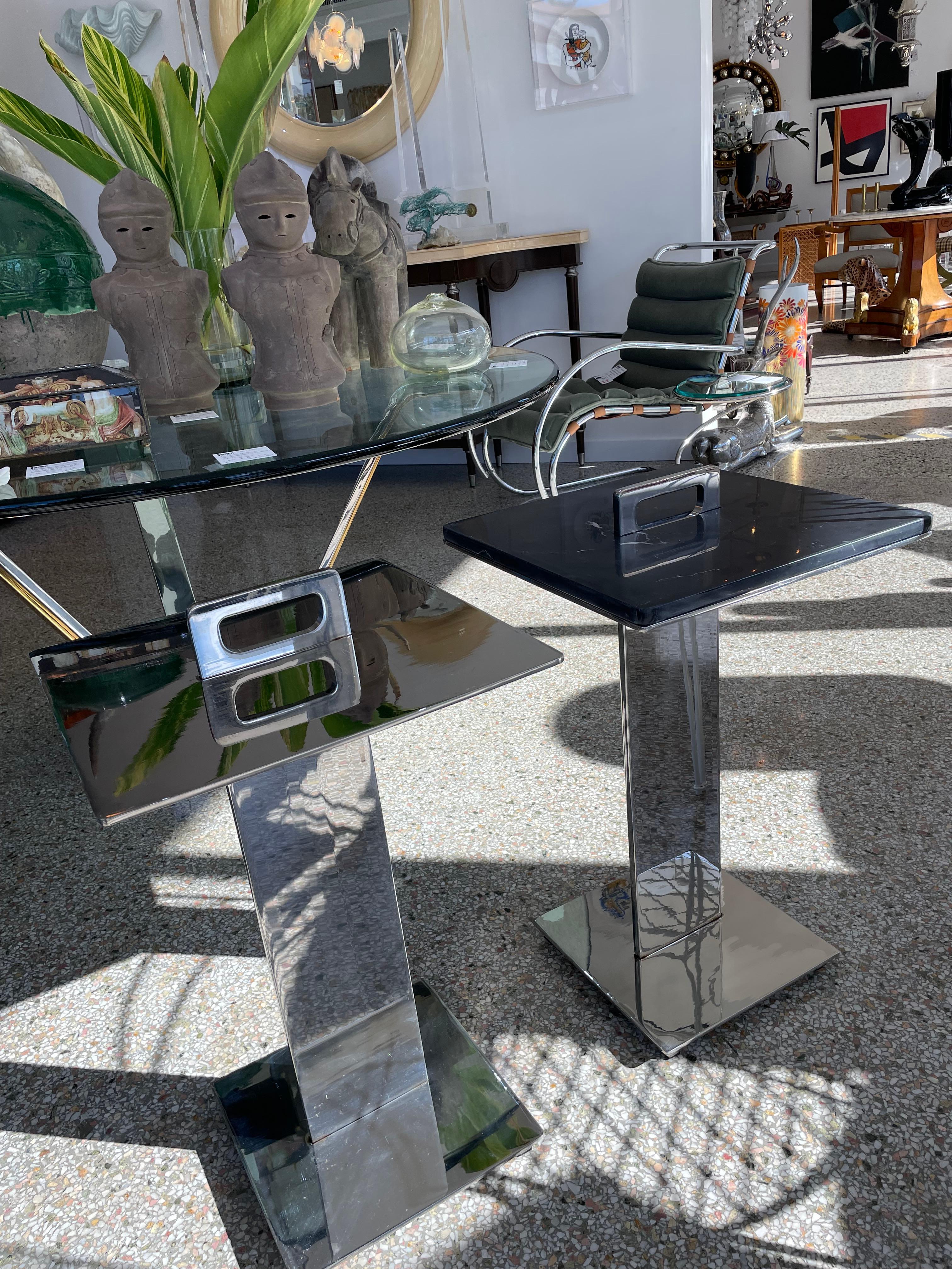 Paire de tables d'appoint de style Brueton en acier poli et marbre en vente 5