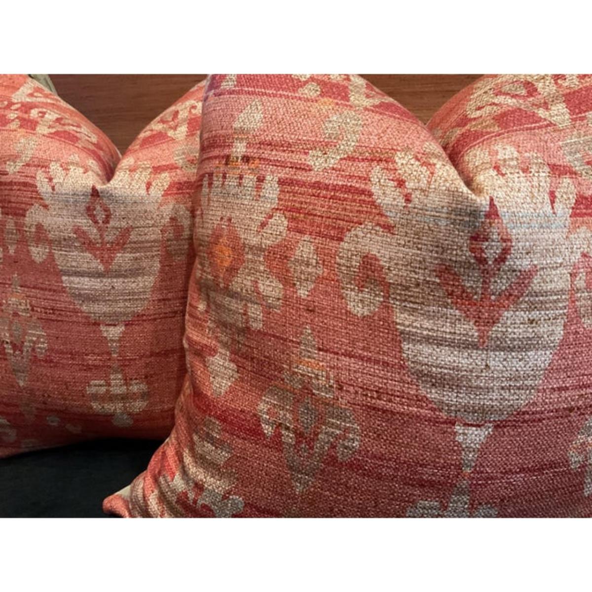 Mid-Century moderno Coppia di cuscini Brunello in rosso - Un Colefax e Fowler da 22