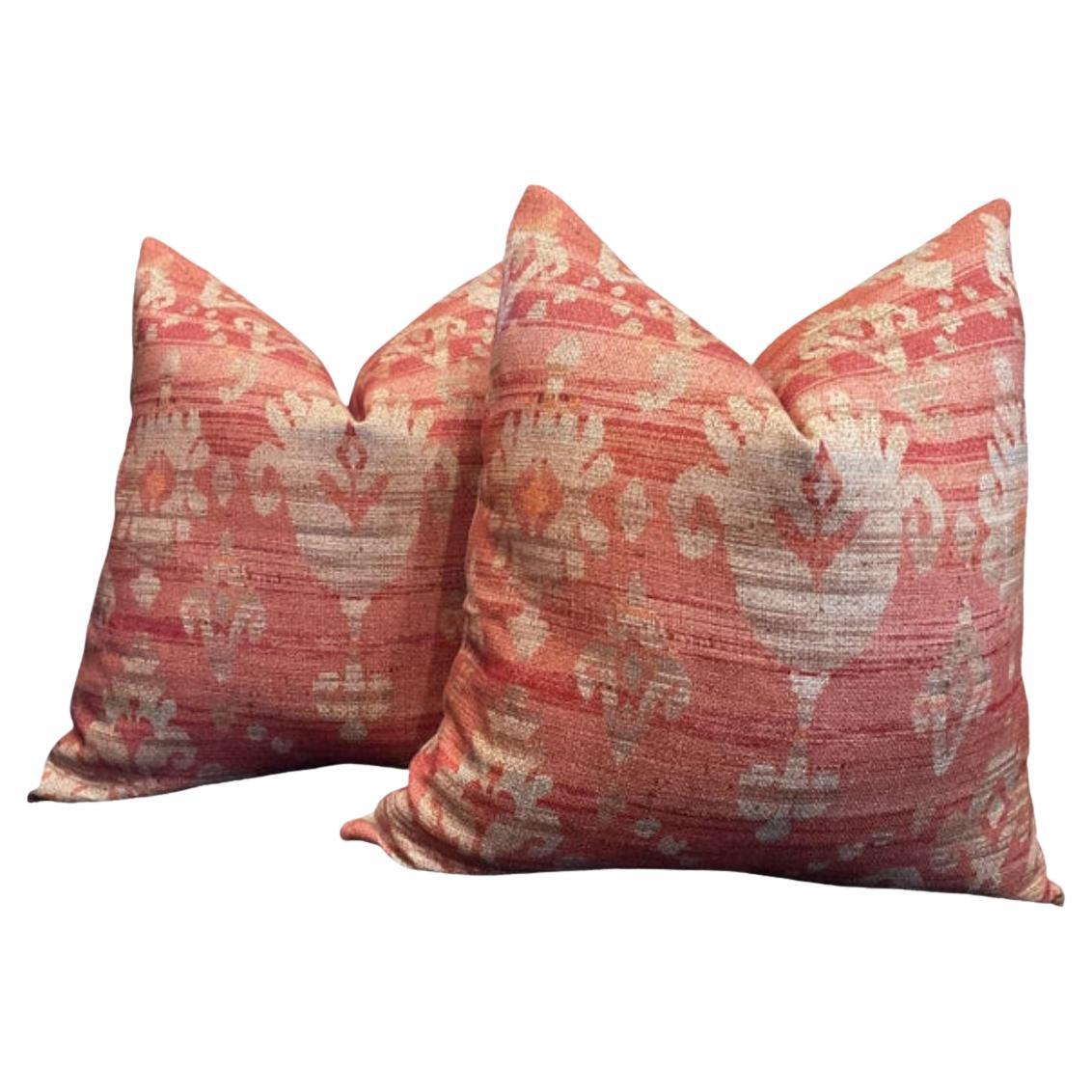 Coppia di cuscini Brunello in rosso - Un Colefax e Fowler da 22" di Cowtan e Tout in vendita