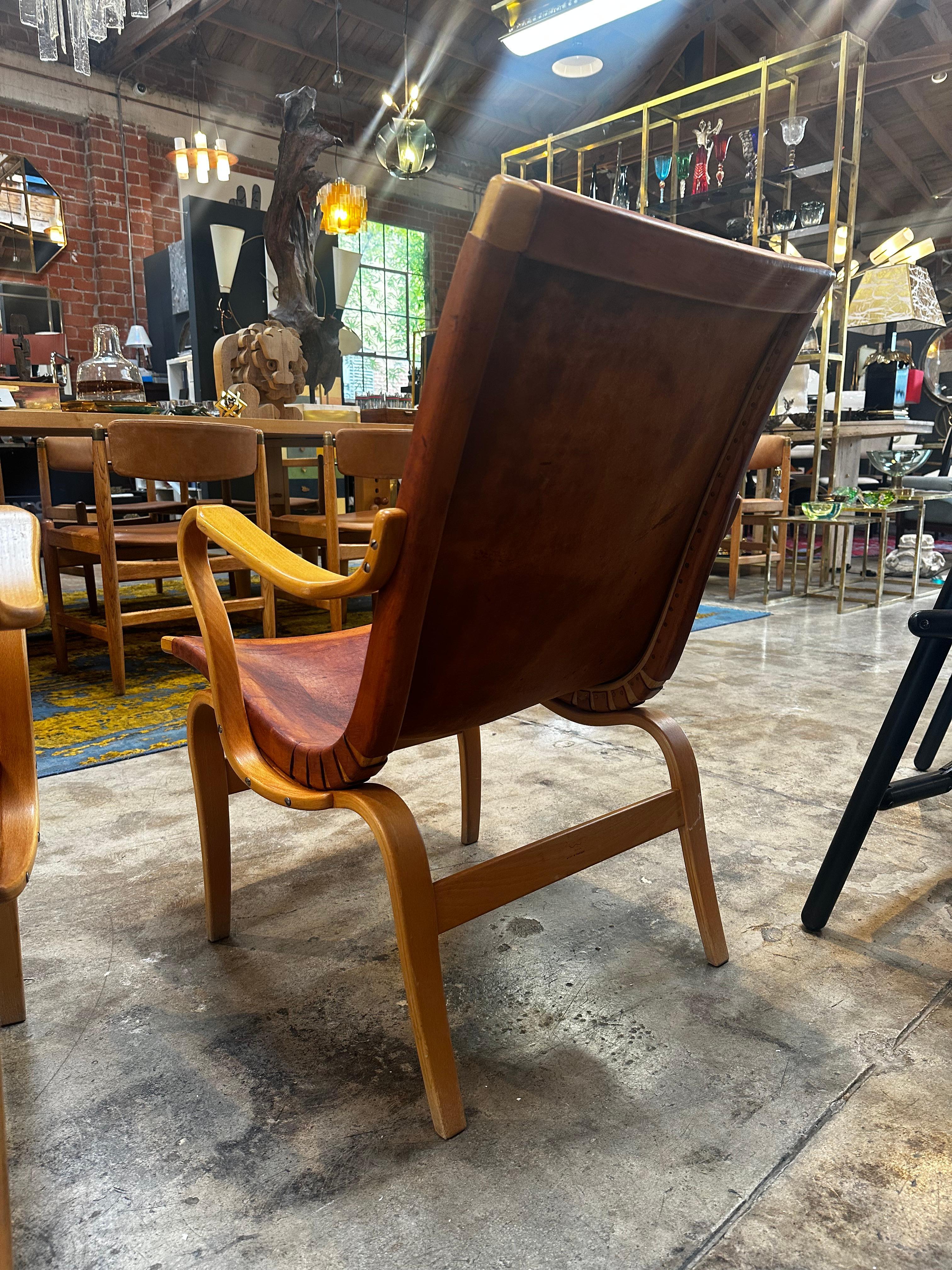 Paar Bruno Mathsson „Eva“-Stühle aus cognacfarbenem Originalleder, Schweden 1970er Jahre im Zustand „Gut“ im Angebot in Los Angeles, CA