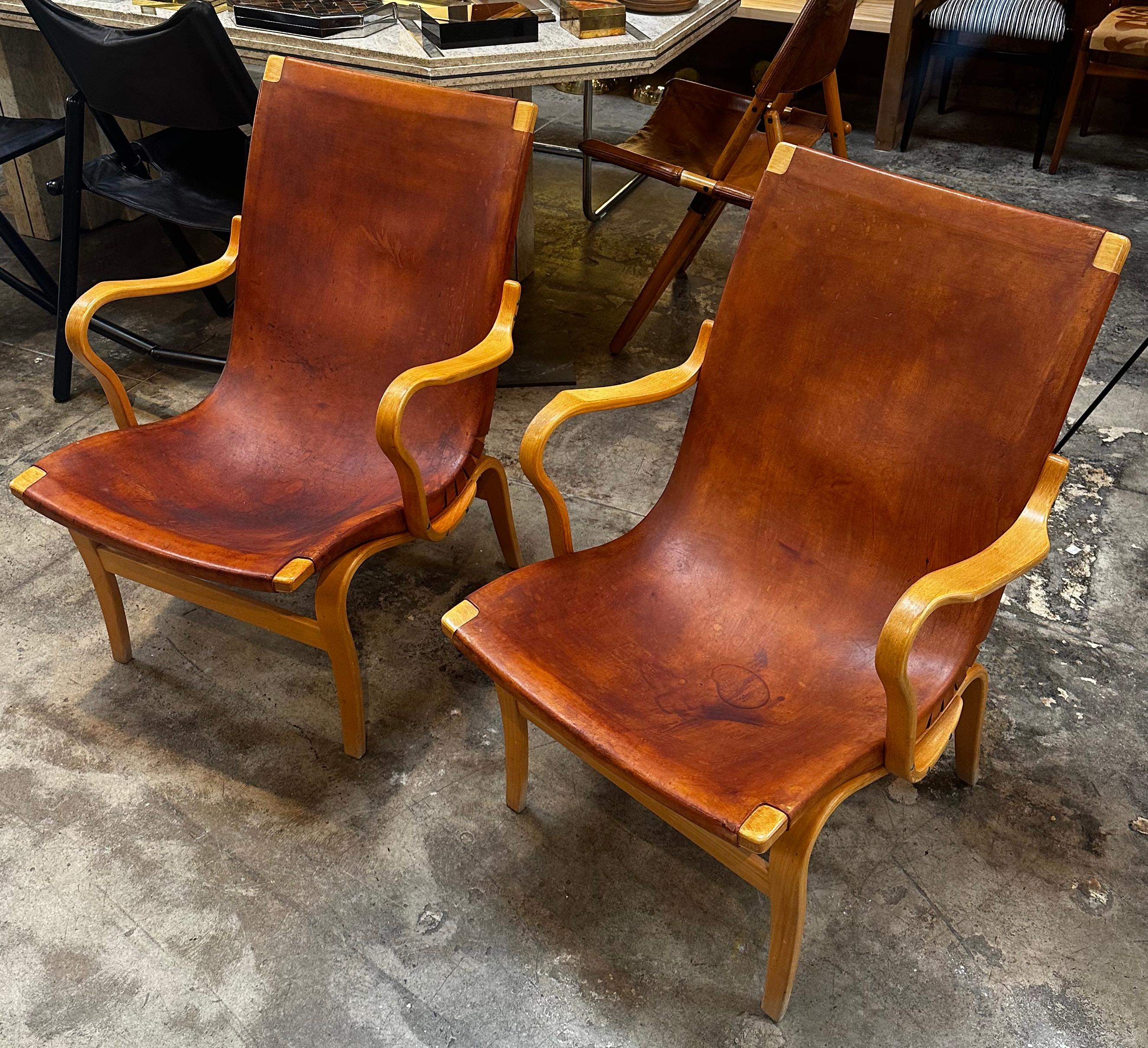 Paar Bruno Mathsson „Eva“-Stühle aus cognacfarbenem Originalleder, Schweden 1970er Jahre (Leder) im Angebot