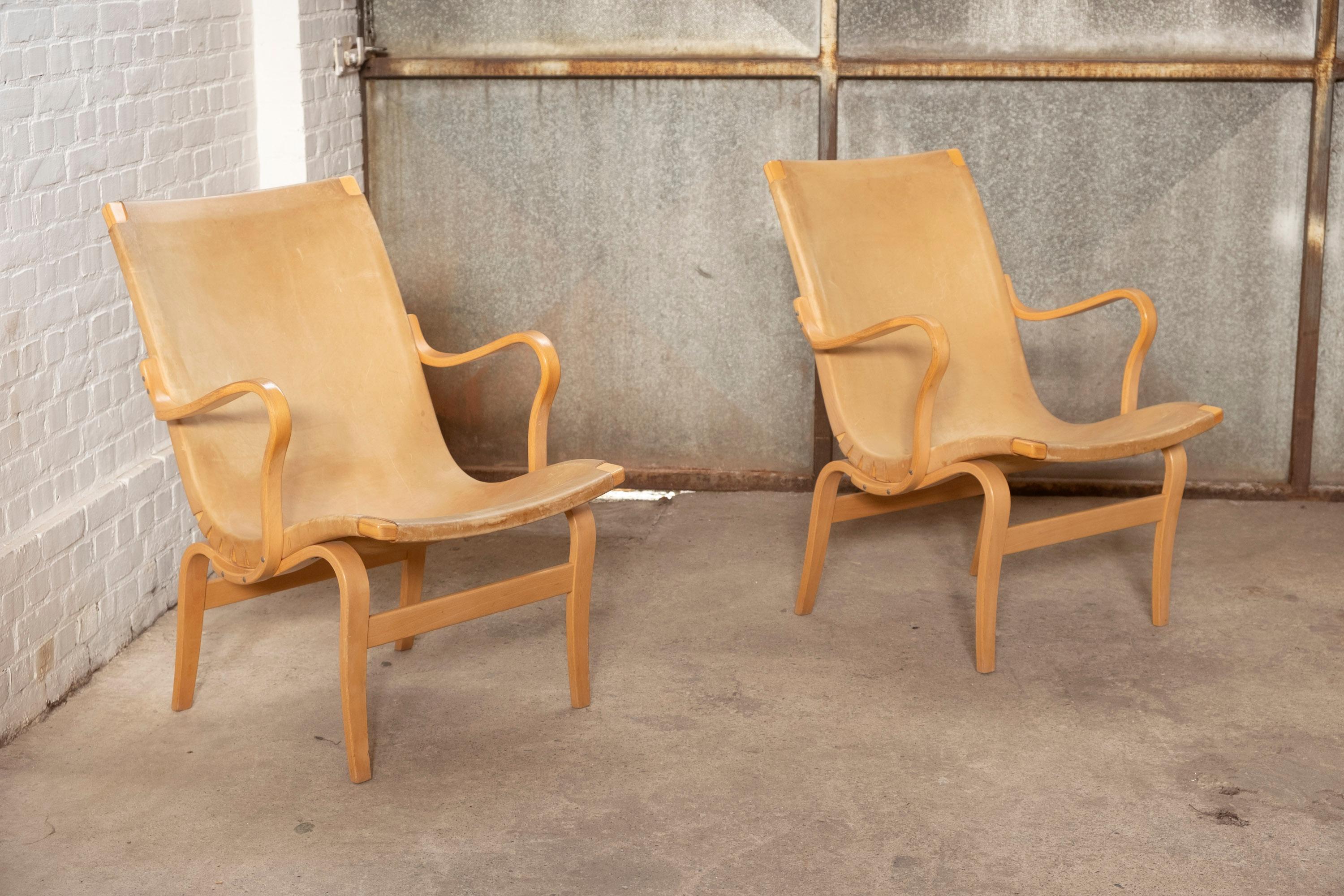 A beautiful pair of lounge chairs designed by Bruno Mathsson in 1935, model Eva upholstered with full grain leather, produced in the 1970s by Dux in Sweden. Functional, elegant and very comfortable lounge chairs. Both chairs have makers marks.
The