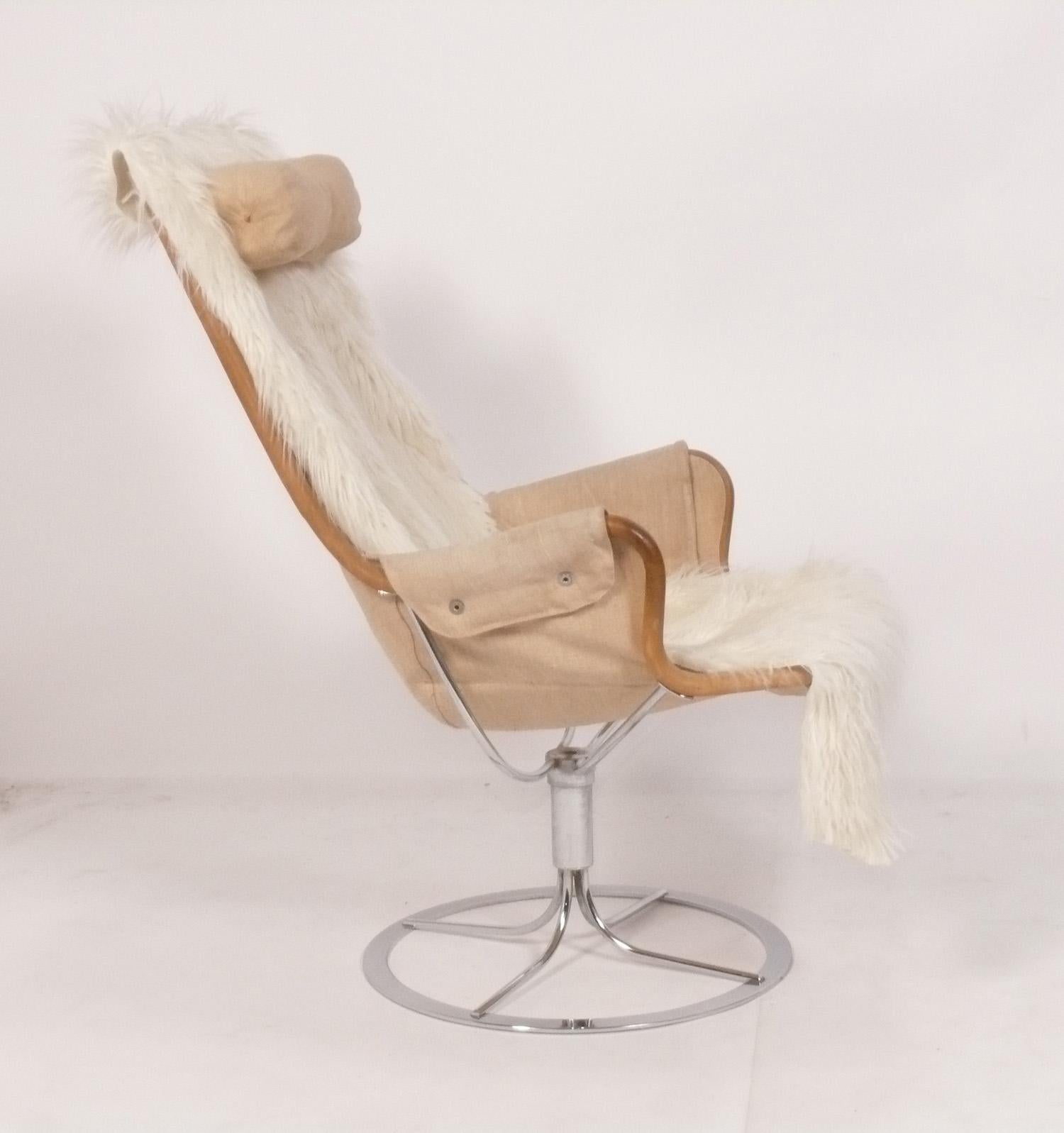 Paire de chaises longues danoises modernes By Design/One, conçues par Brumo Mathsson, Suède, vers les années 1970. Ils sont constitués d'un cadre pivotant en métal chromé, d'un harnais en toile et en cuir et d'une housse en peau de mouton. 