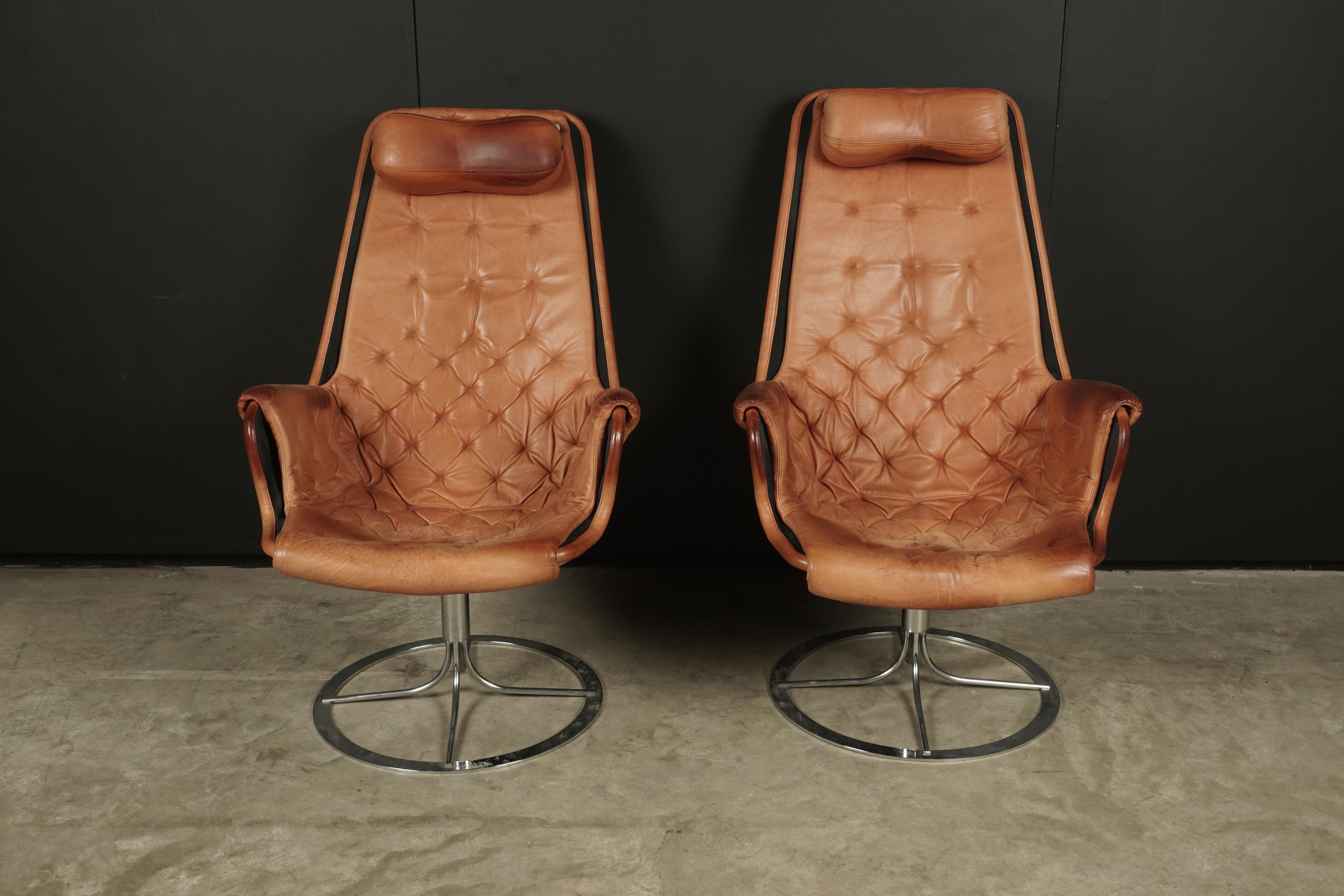 Vintage pair of Bruno Mathsson Jetson lounge chairs, from Sweden, circa 1980. Original leather upholstery on a chrome swivel base. Manufactured by DUX, Sweden.

 