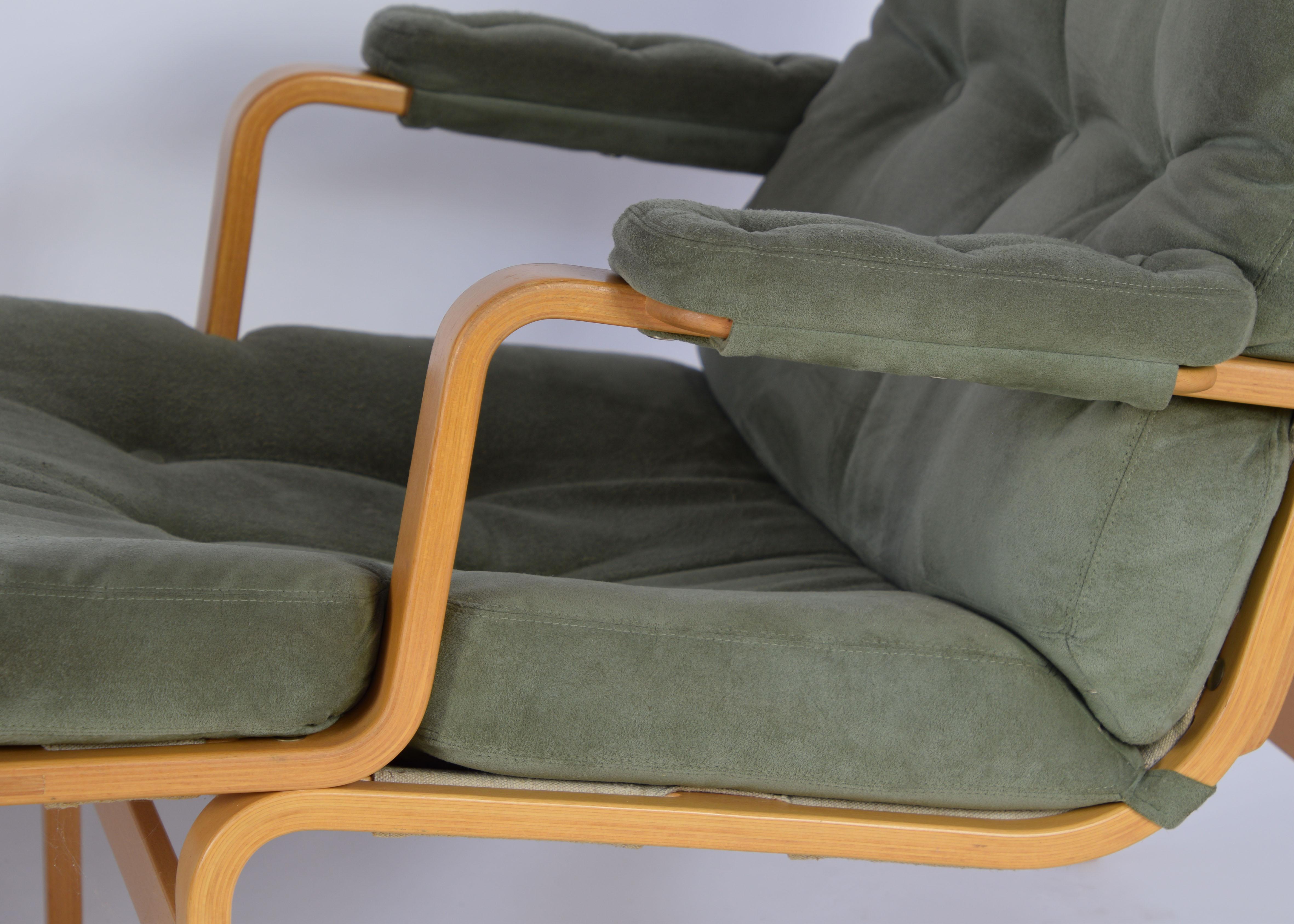 Molded Pair of Bruno Mathssons Ingrid Lounge chairs, Sweden, 1970s For Sale