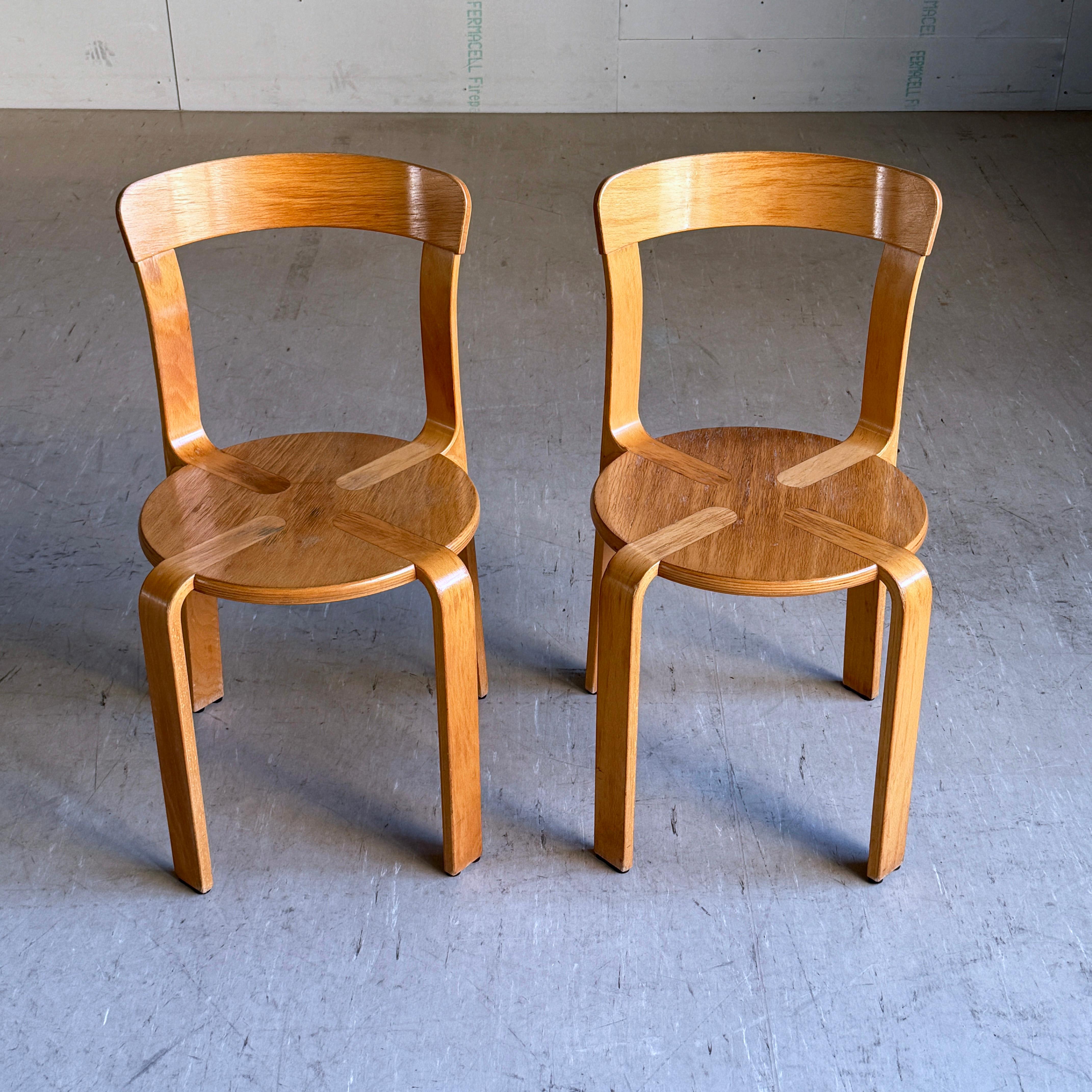 Coppia di rare sedie da pranzo impilabili Bruno Rey degli anni '70. Un mix di legno massiccio e pressato / bentwood. Prodotto da Dietiker Möbelfabrik, Stein Am Rhein, Svizzera.

Design/One: Bruno Rey, 1971
Prodotto da Dietiker AG, Svizzera
Misure: