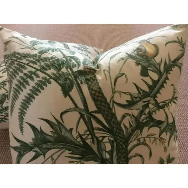 Américain Paire de housses de coussin Brunschwig & Fils en forme d'oiseau et de chardon vert en vente