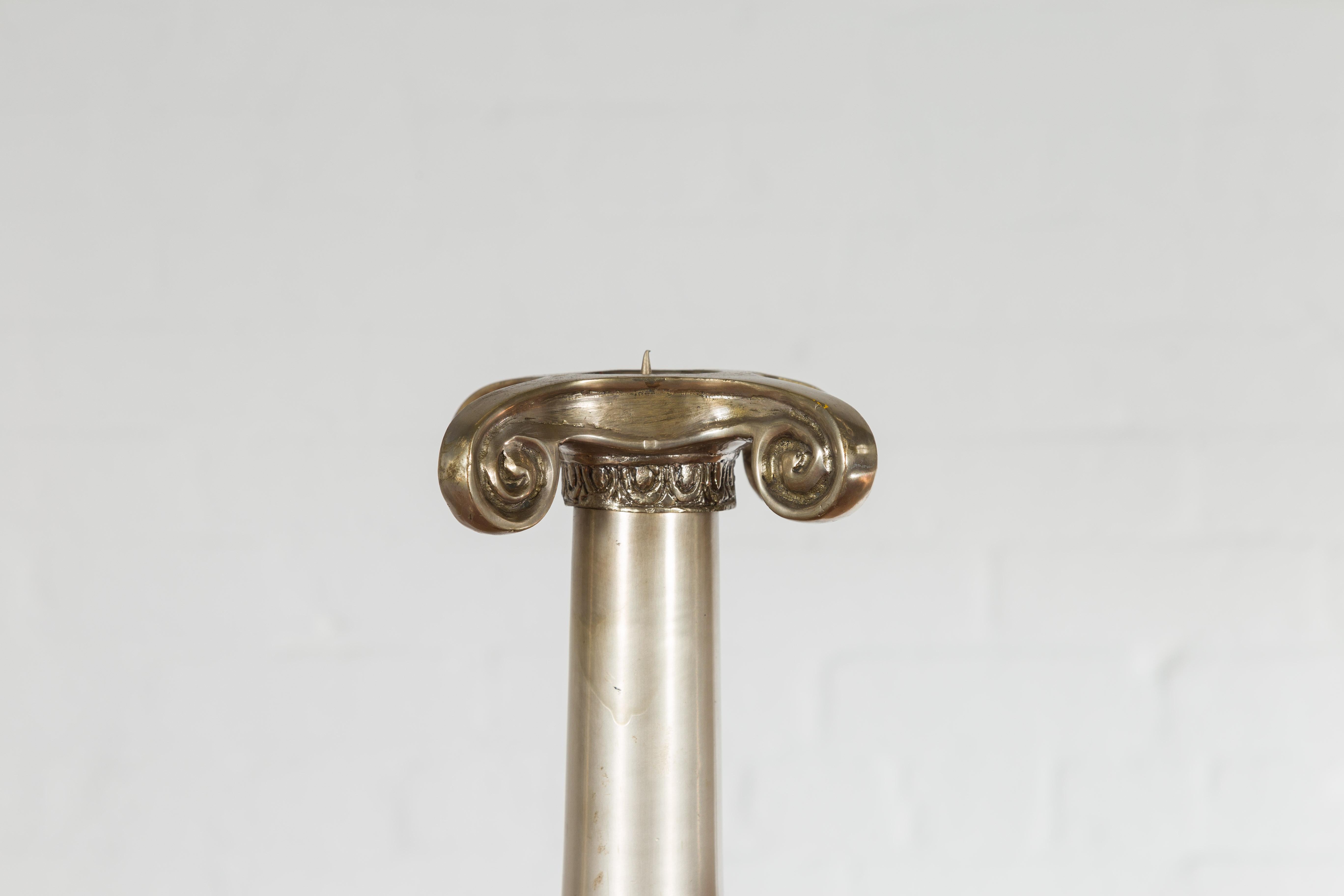 Paire de bougeoirs à colonne en argent brossé sur bronze avec grandes chapiteaux ioniques Bon état - En vente à Yonkers, NY