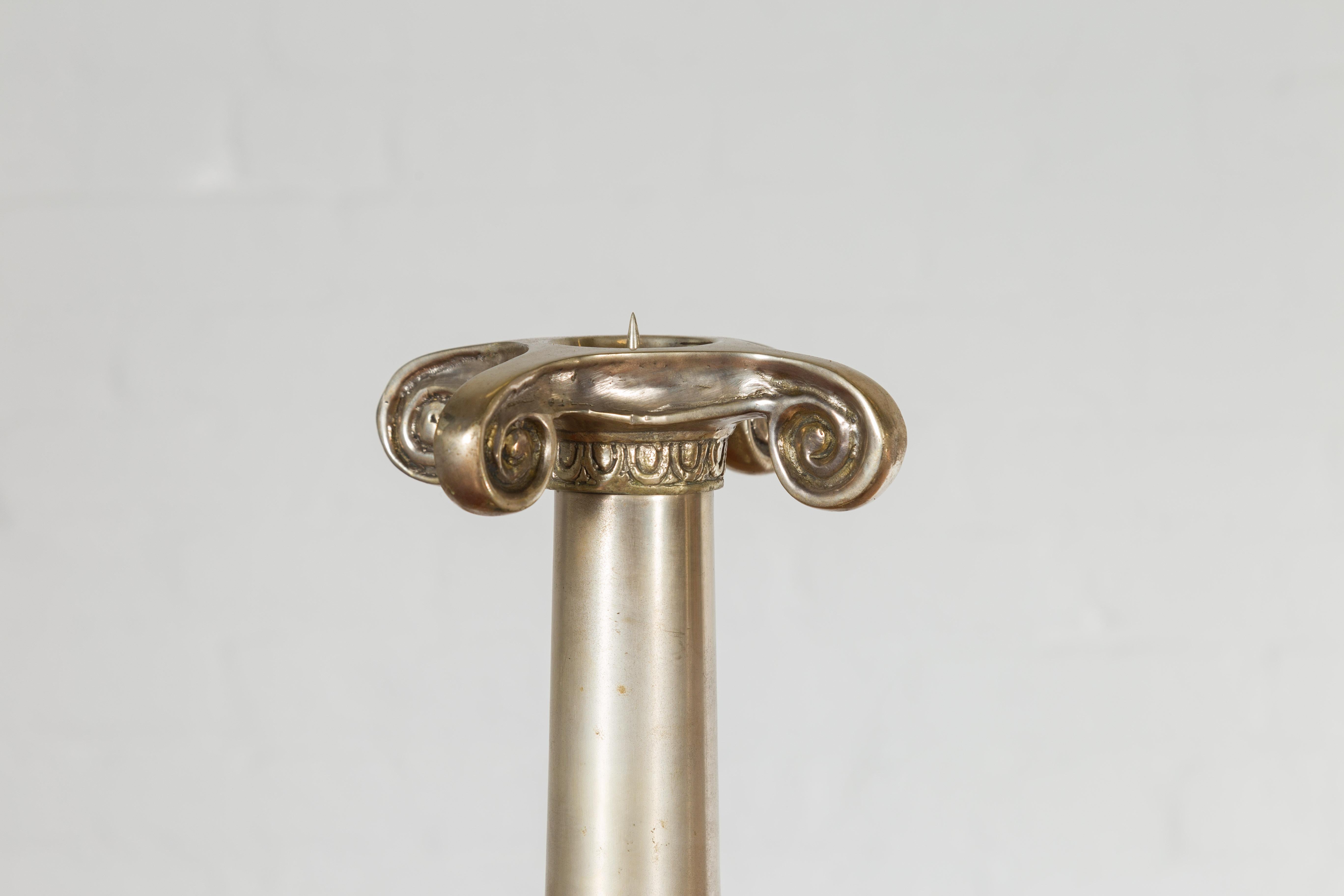 20ième siècle Paire de bougeoirs à colonne en argent brossé sur bronze avec grandes chapiteaux ioniques en vente