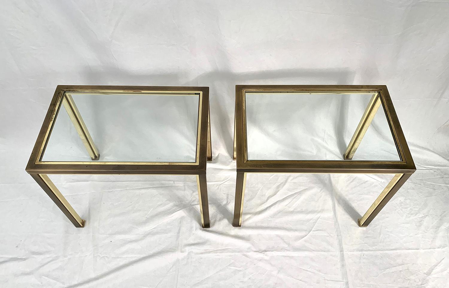 Pair of side tables made of a brushed steel frame, enhanced by a gilded metal cladding and a glass top. The set, manufactured and designed by Belgo Chrome, dates from the 1980s.

Paire de tables d'appoint composées d'un cadre en acier brossé,