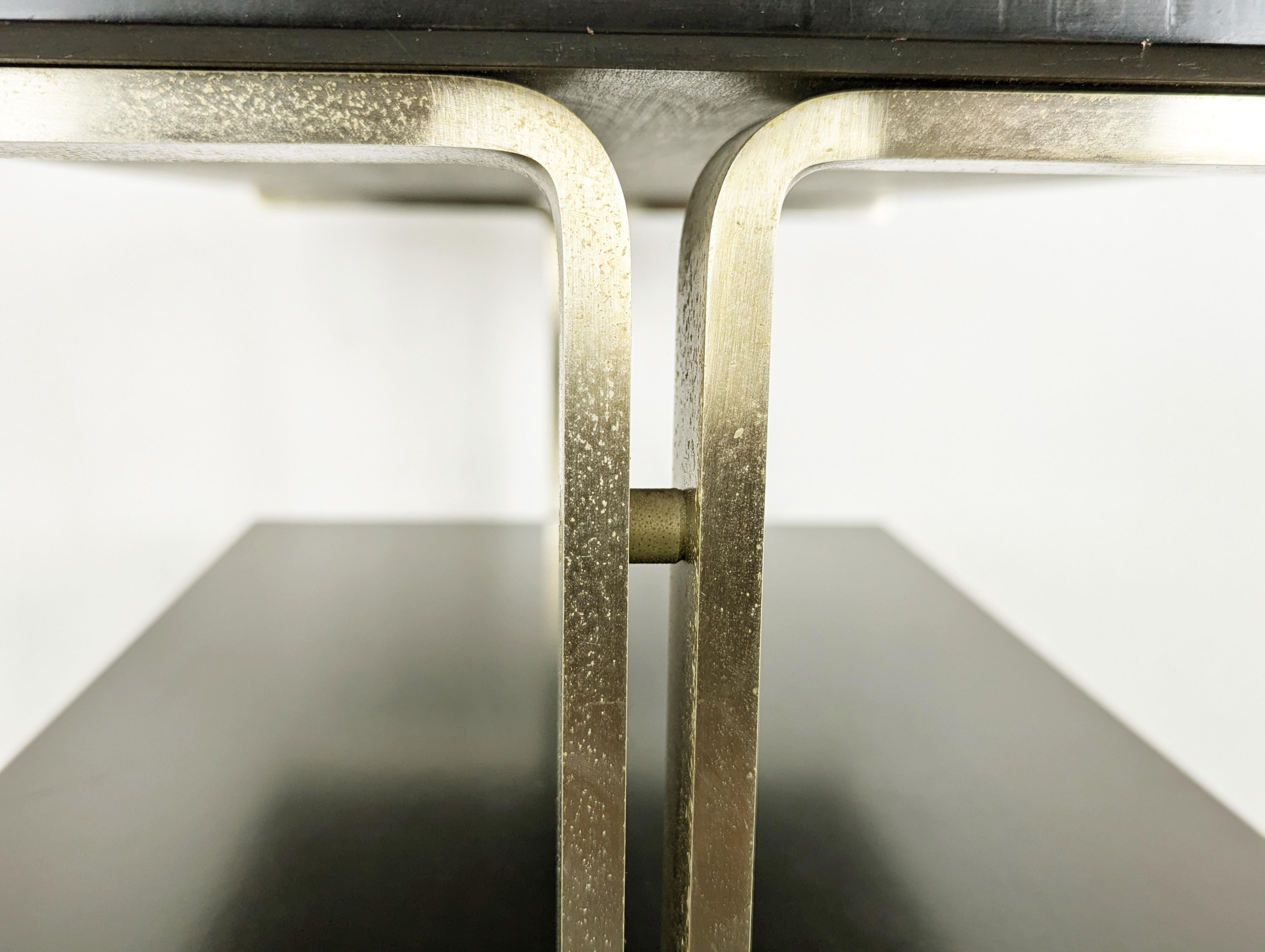 italien Paire de tables de chevet Formanova des années 1960 en acier brossé et bois teinté en vente