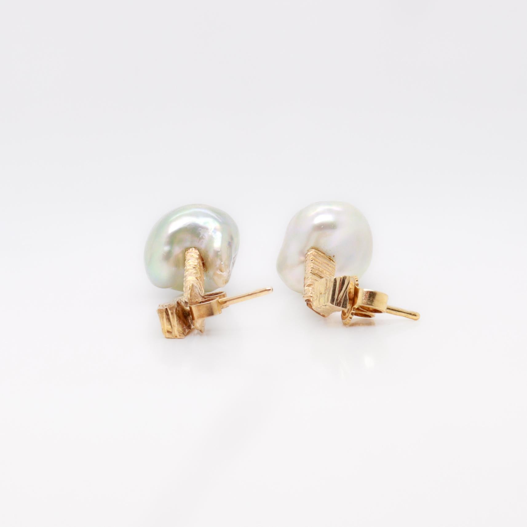 Paio di orecchini brutalisti in oro 14K e perle barocche grigie in vendita 4