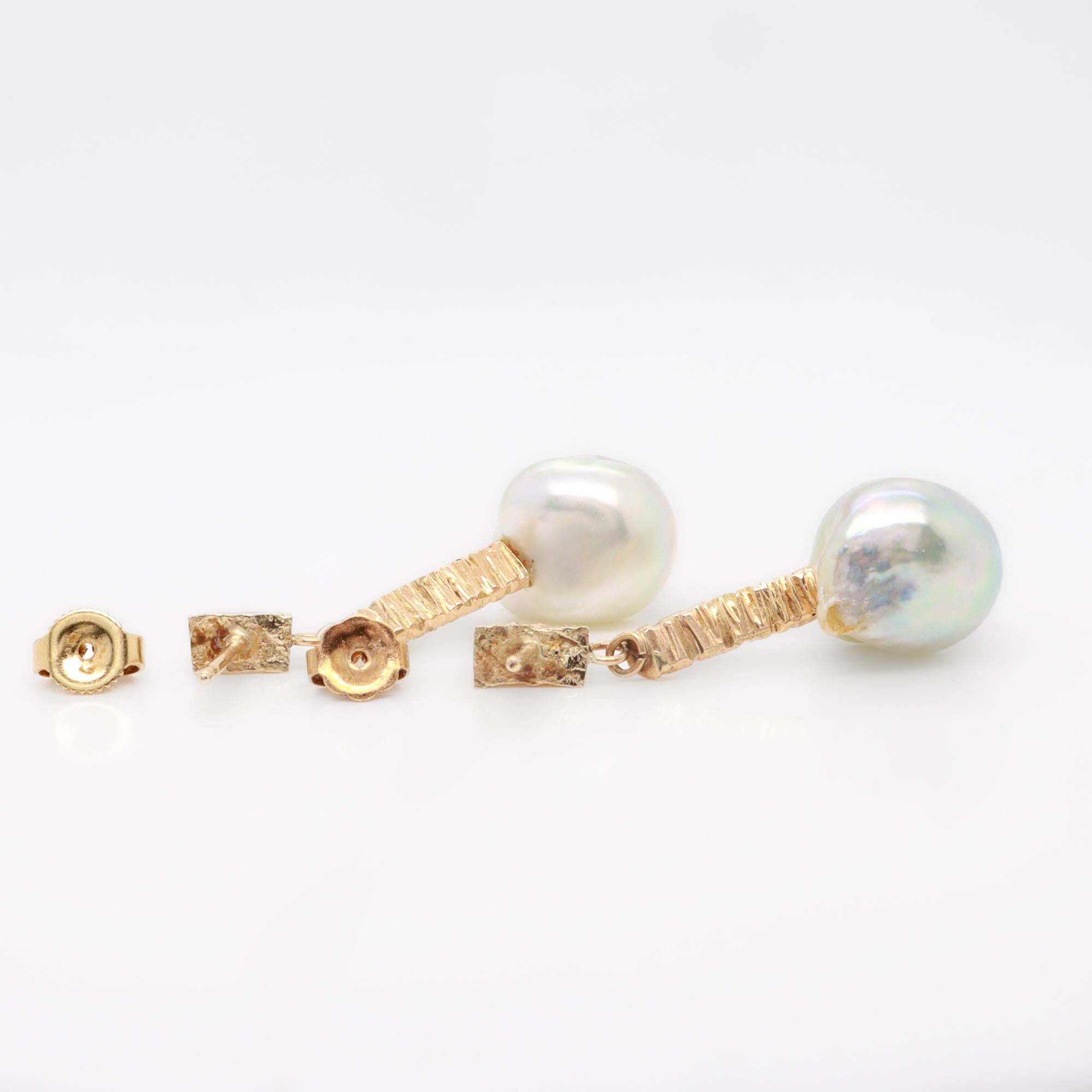 Paio di orecchini brutalisti in oro 14K e perle barocche grigie in vendita 8